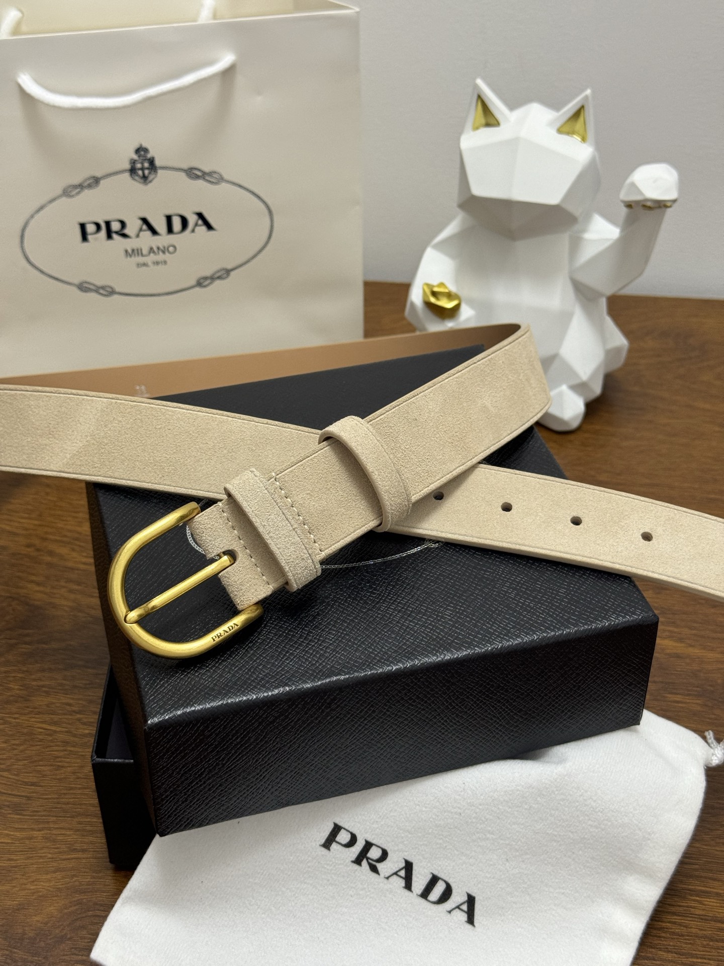 PRADA 3.5cm 颜色：米色绒面皮革腰带风格简约之作每个细节都体现出至高的品味和格调整体造型增添优
