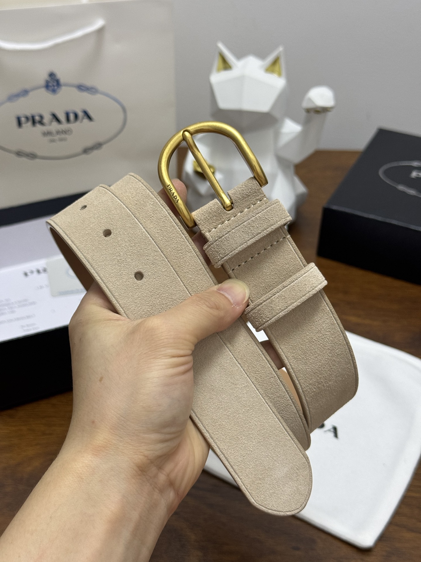 PRADA 3.5cm 颜色：米色绒面皮革腰带风格简约之作每个细节都体现出至高的品味和格调整体造型增添优