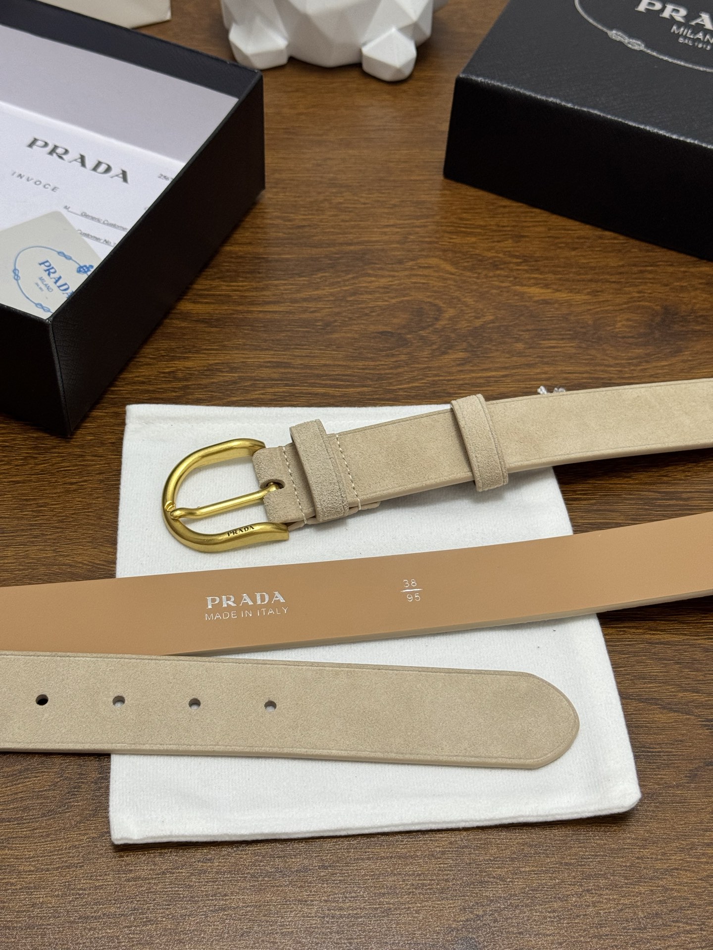 PRADA 3.5cm 颜色：米色绒面皮革腰带风格简约之作每个细节都体现出至高的品味和格调整体造型增添优