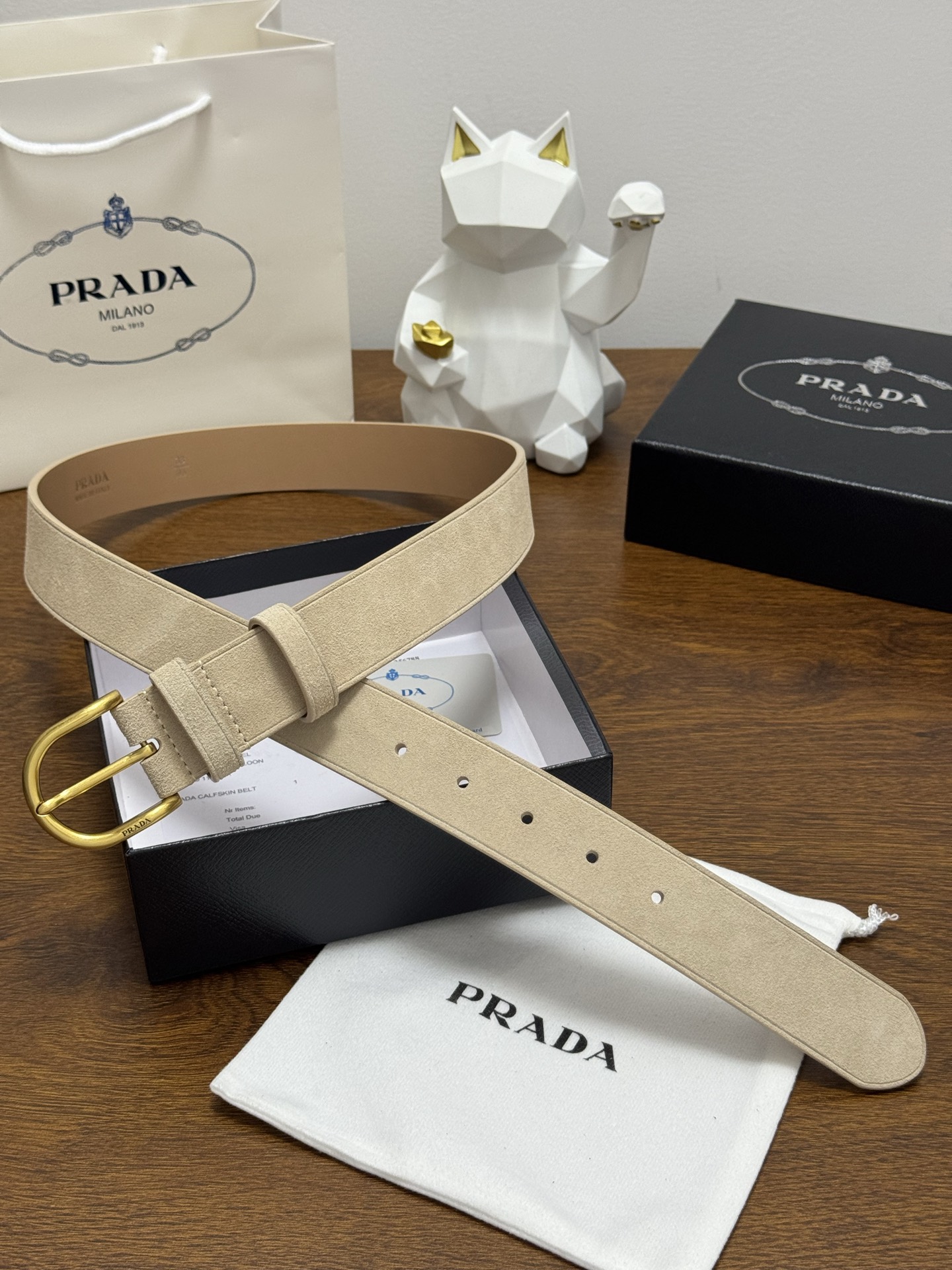 PRADA 3.5cm 颜色：米色绒面皮革腰带风格简约之作每个细节都体现出至高的品味和格调整体造型增添优