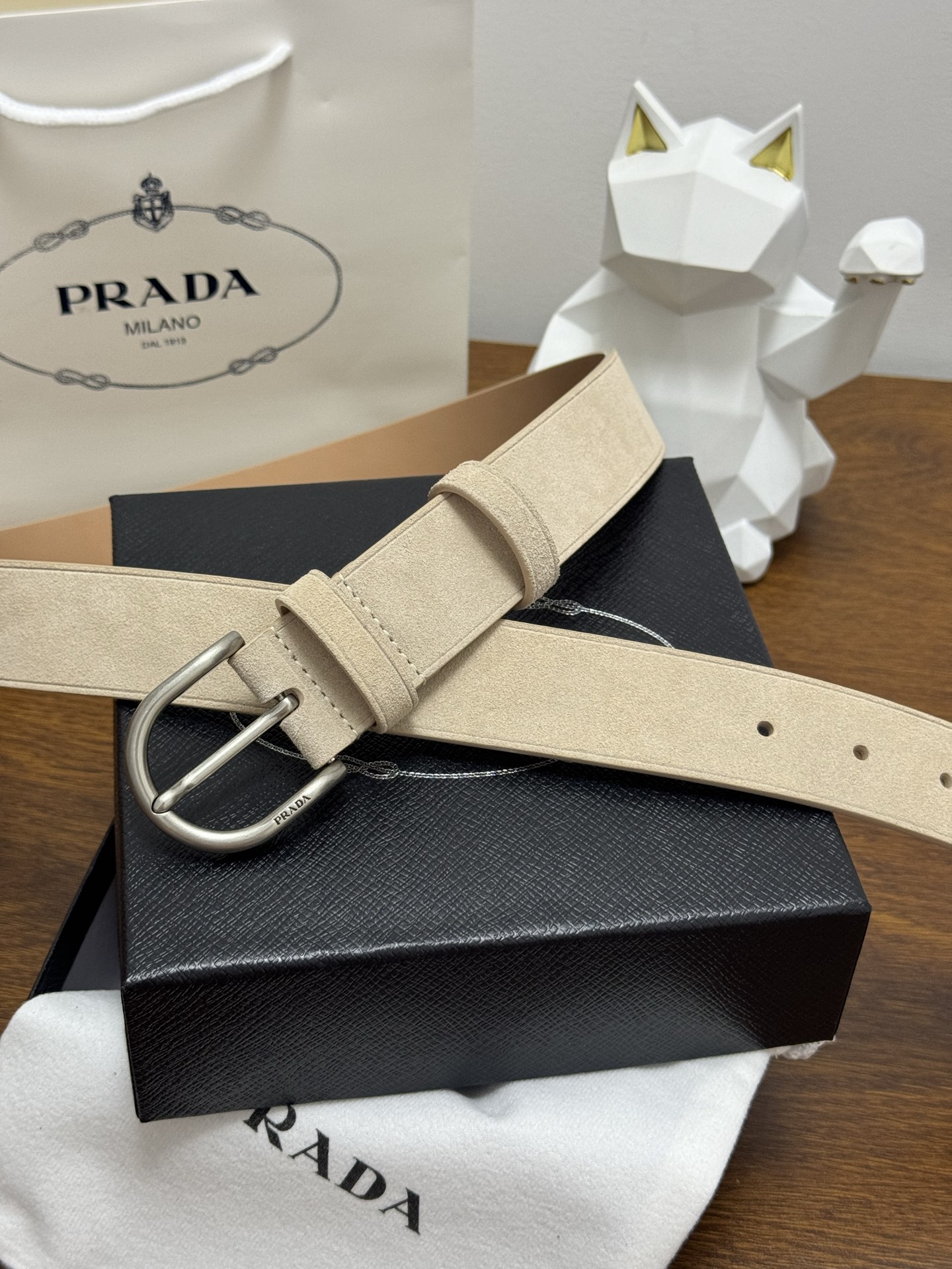 PRADA 3.5cm 颜色：米色绒面皮革腰带风格简约之作每个细节都体现出至高的品味和格调整体造型增添优