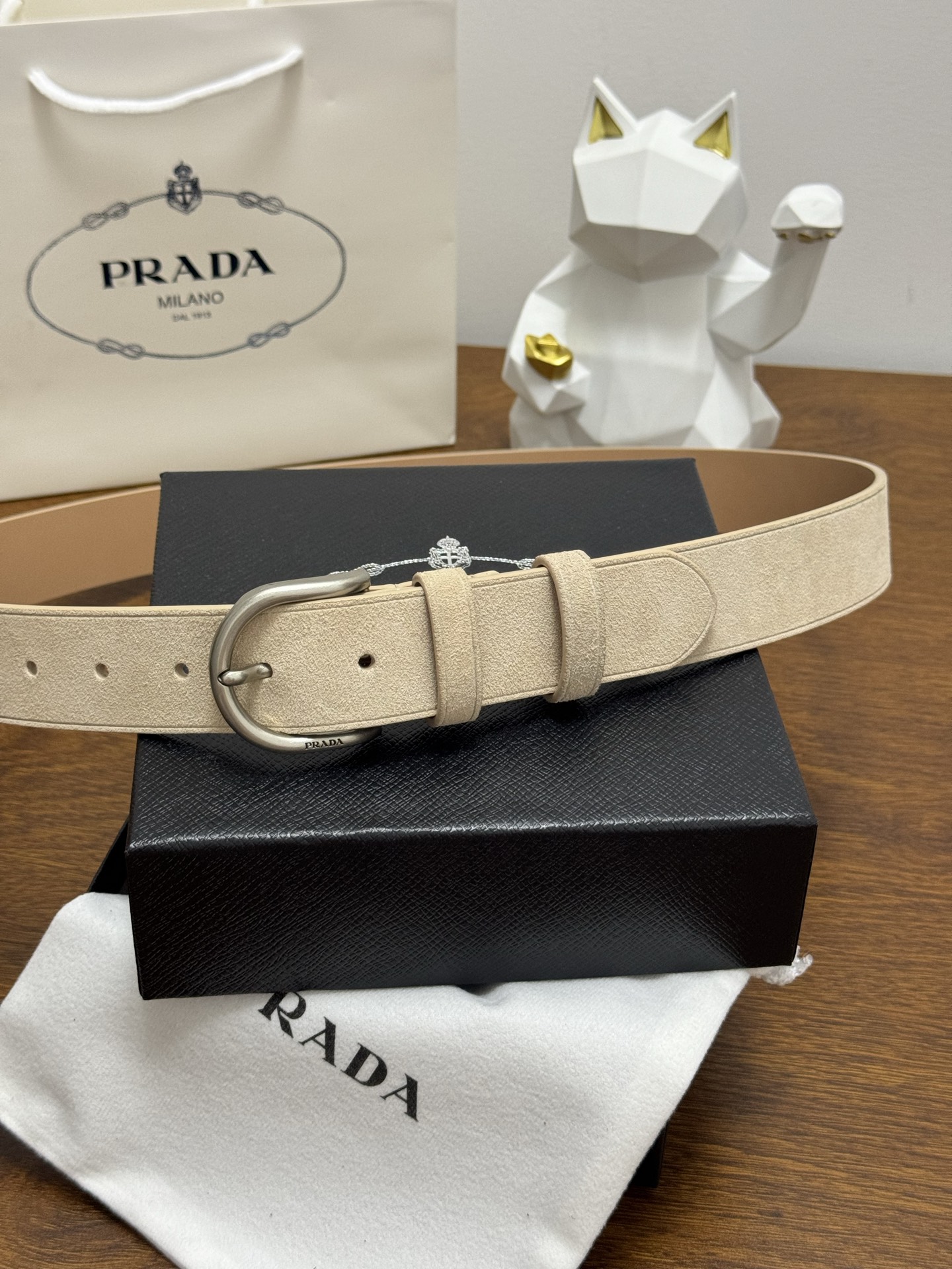 PRADA 3.5cm 颜色：米色绒面皮革腰带风格简约之作每个细节都体现出至高的品味和格调整体造型增添优