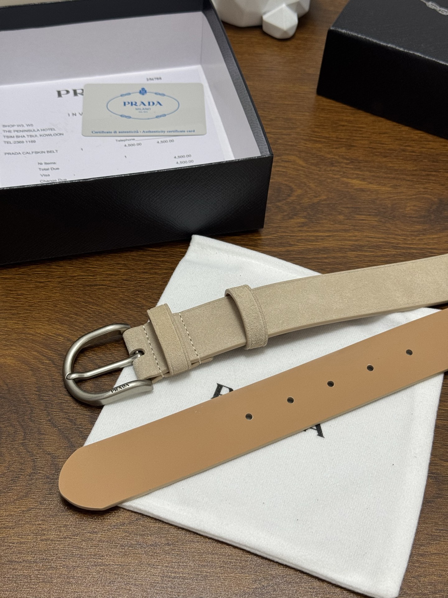 PRADA 3.5cm 颜色：米色绒面皮革腰带风格简约之作每个细节都体现出至高的品味和格调整体造型增添优