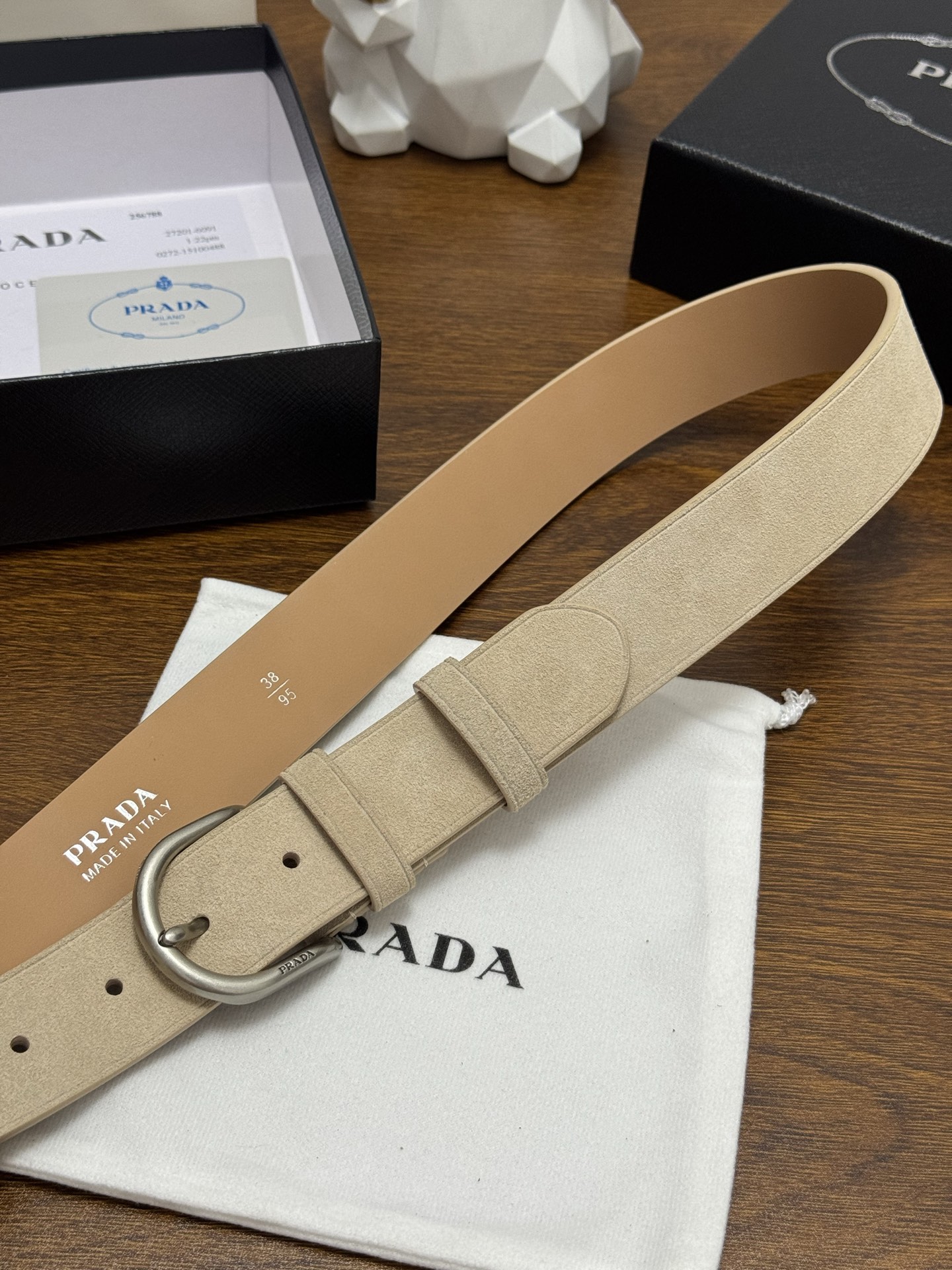 PRADA 3.5cm 颜色：米色绒面皮革腰带风格简约之作每个细节都体现出至高的品味和格调整体造型增添优