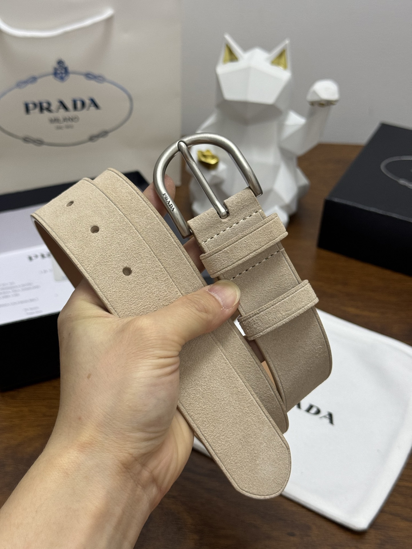 PRADA 3.5cm 颜色：米色绒面皮革腰带风格简约之作每个细节都体现出至高的品味和格调整体造型增添优