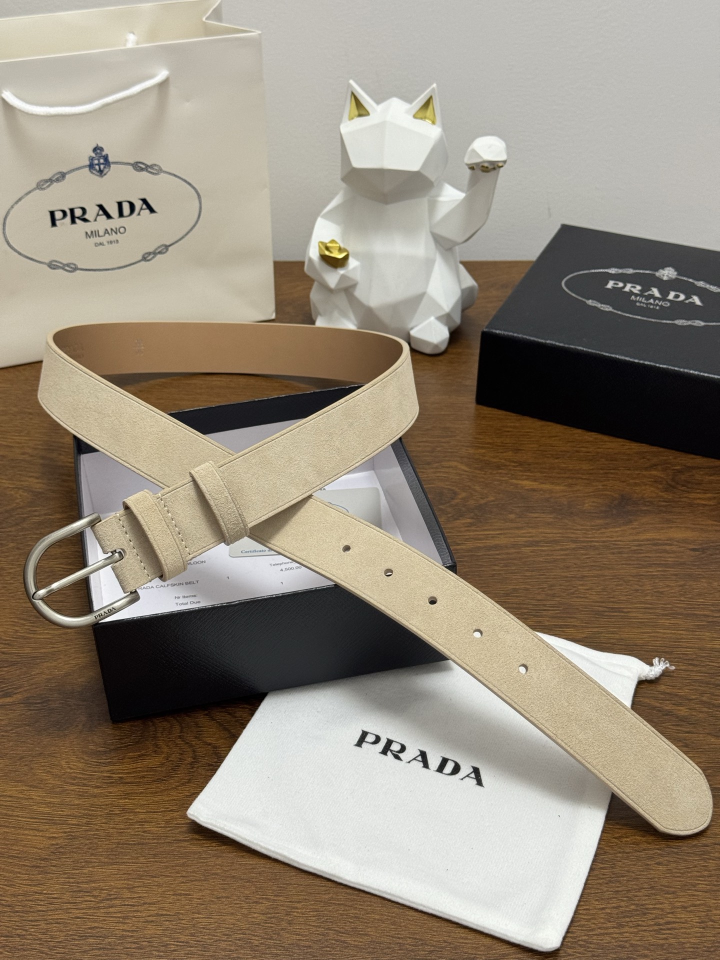 PRADA 3.5cm 颜色：米色绒面皮革腰带风格简约之作每个细节都体现出至高的品味和格调整体造型增添优