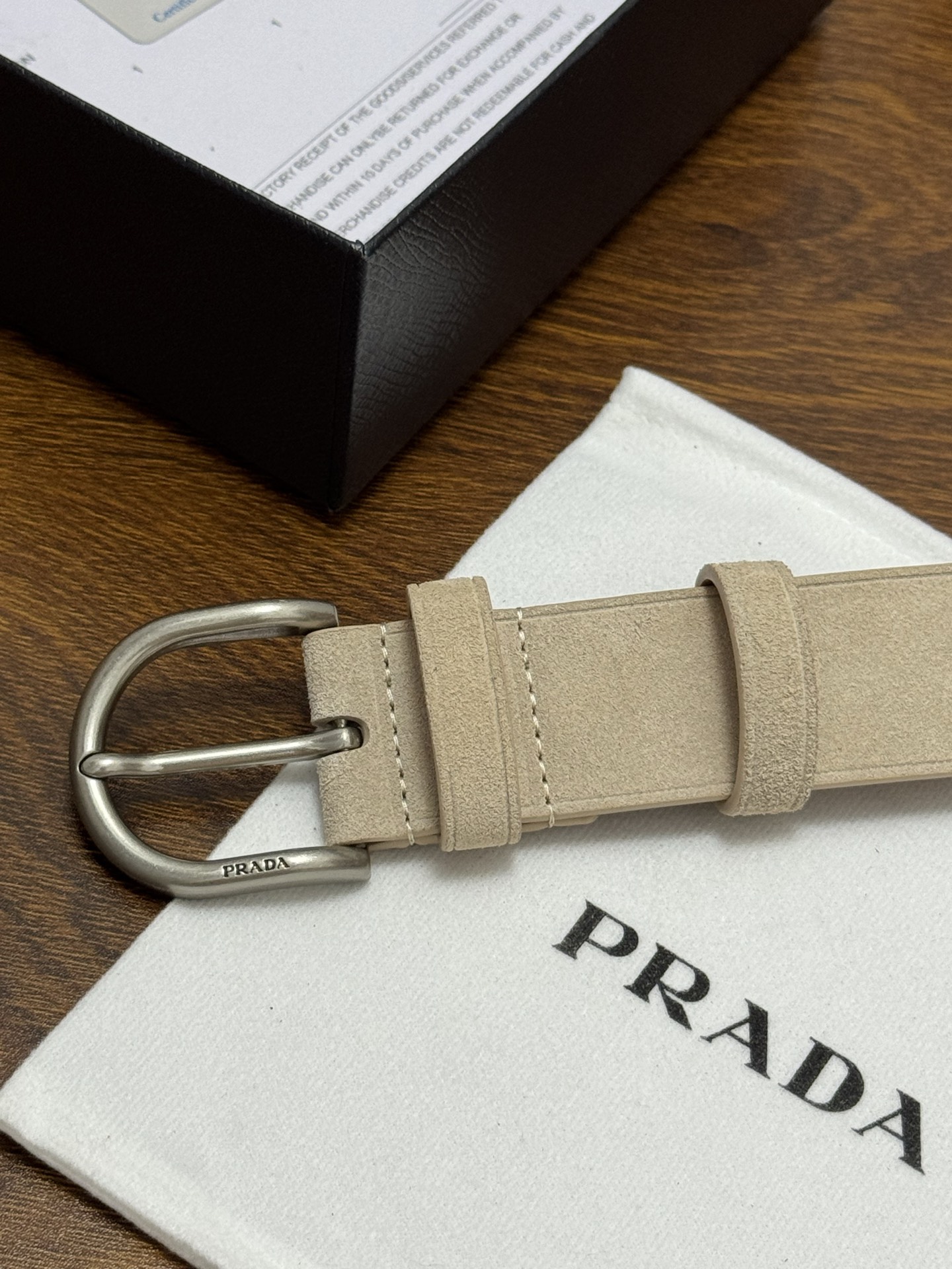 PRADA 3.5cm 颜色：米色绒面皮革腰带风格简约之作每个细节都体现出至高的品味和格调整体造型增添优