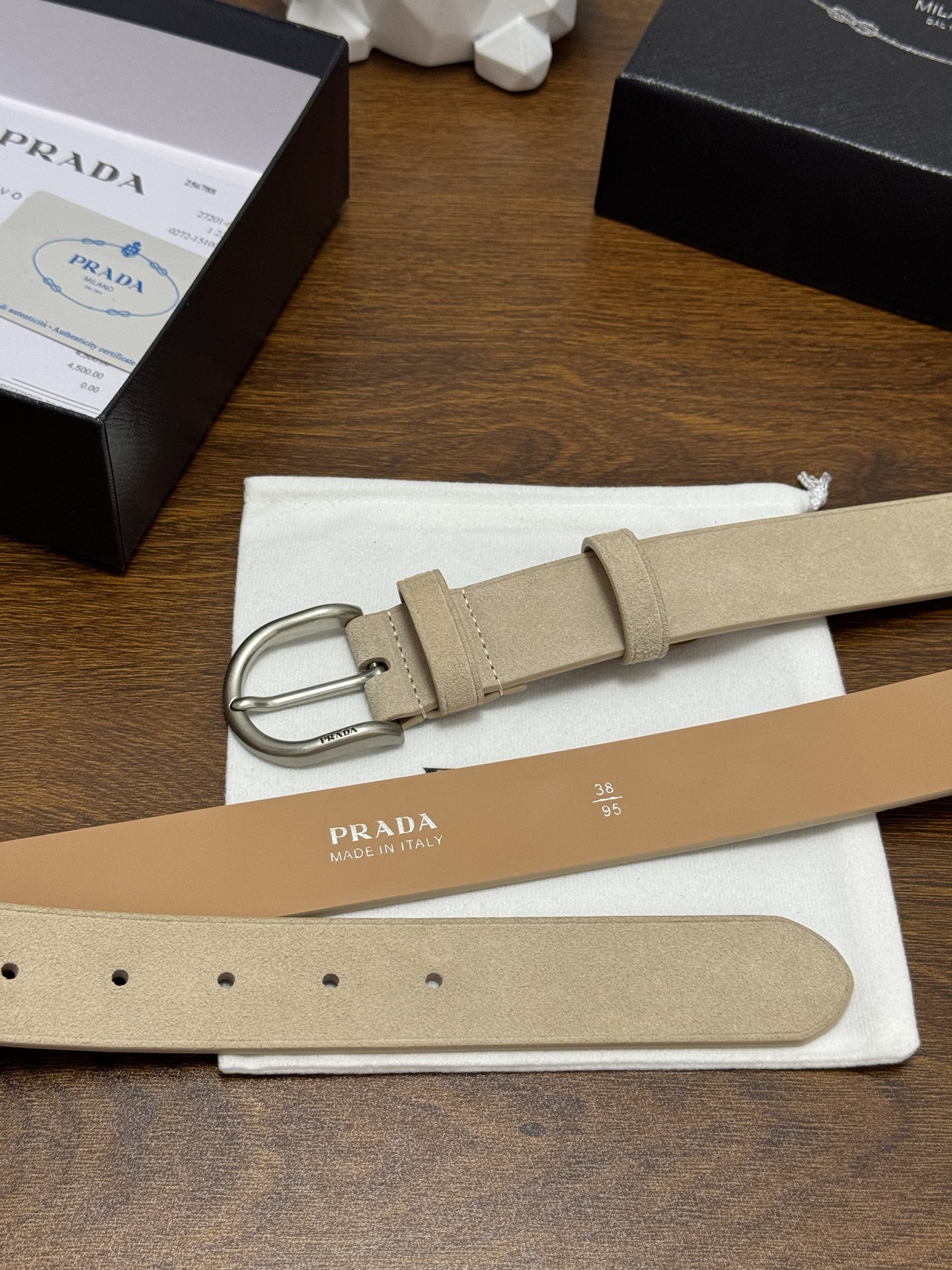 PRADA 3.5cm 颜色：米色绒面皮革腰带风格简约之作每个细节都体现出至高的品味和格调整体造型增添优