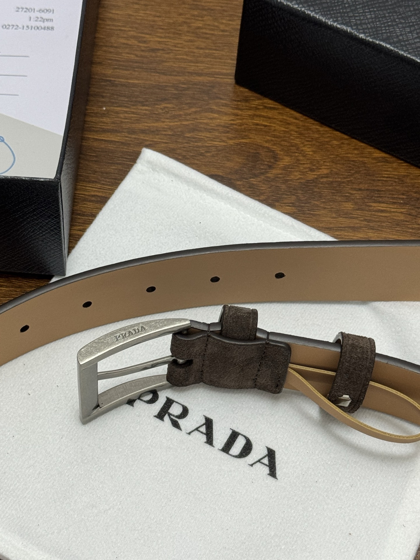 PRADA 3.5cm 颜色：咖啡绒面皮革腰带风格简约之作每个细节都体现出至高的品味和格调整体造型增添优