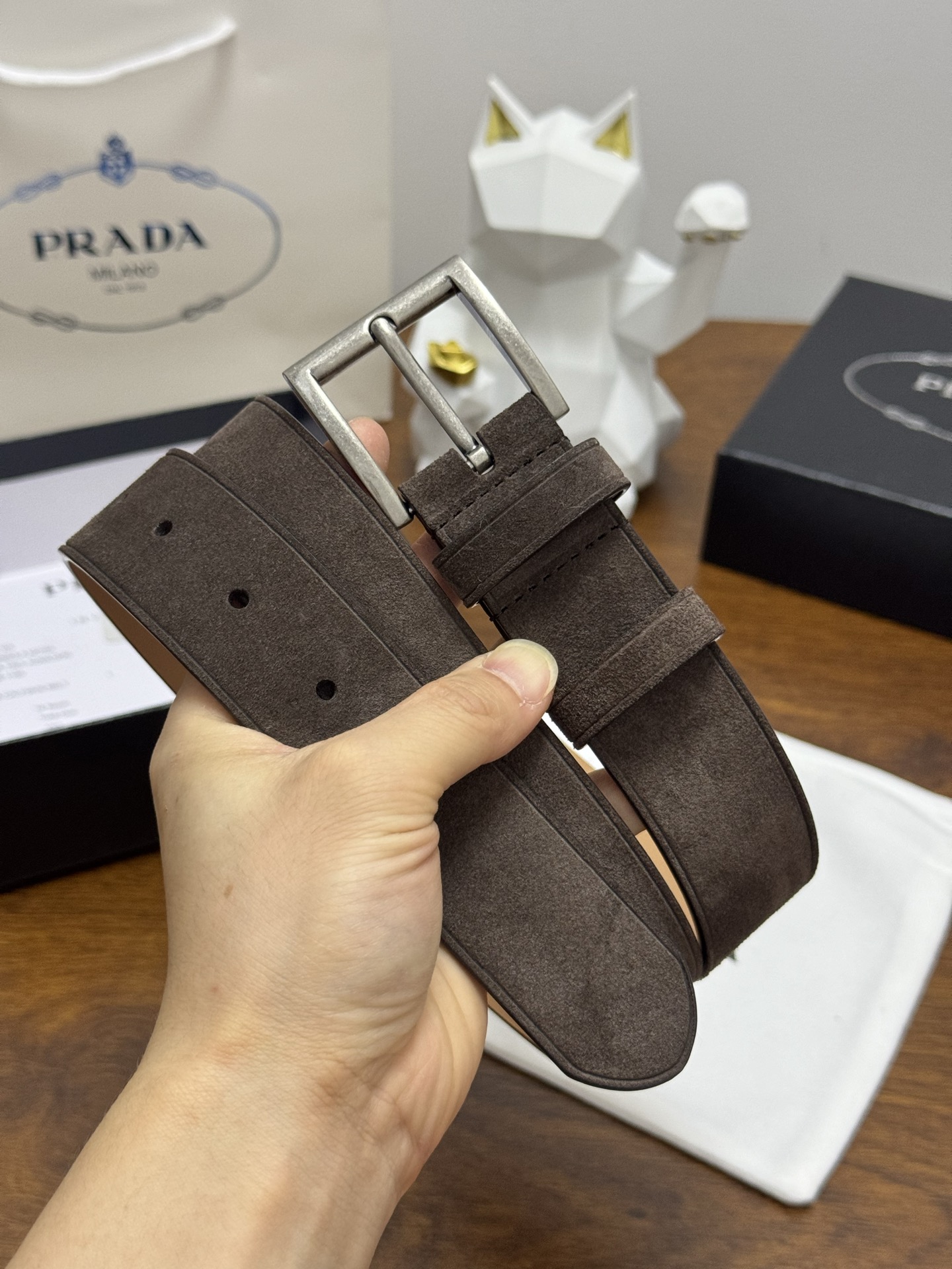PRADA 3.5cm 颜色：咖啡绒面皮革腰带风格简约之作每个细节都体现出至高的品味和格调整体造型增添优