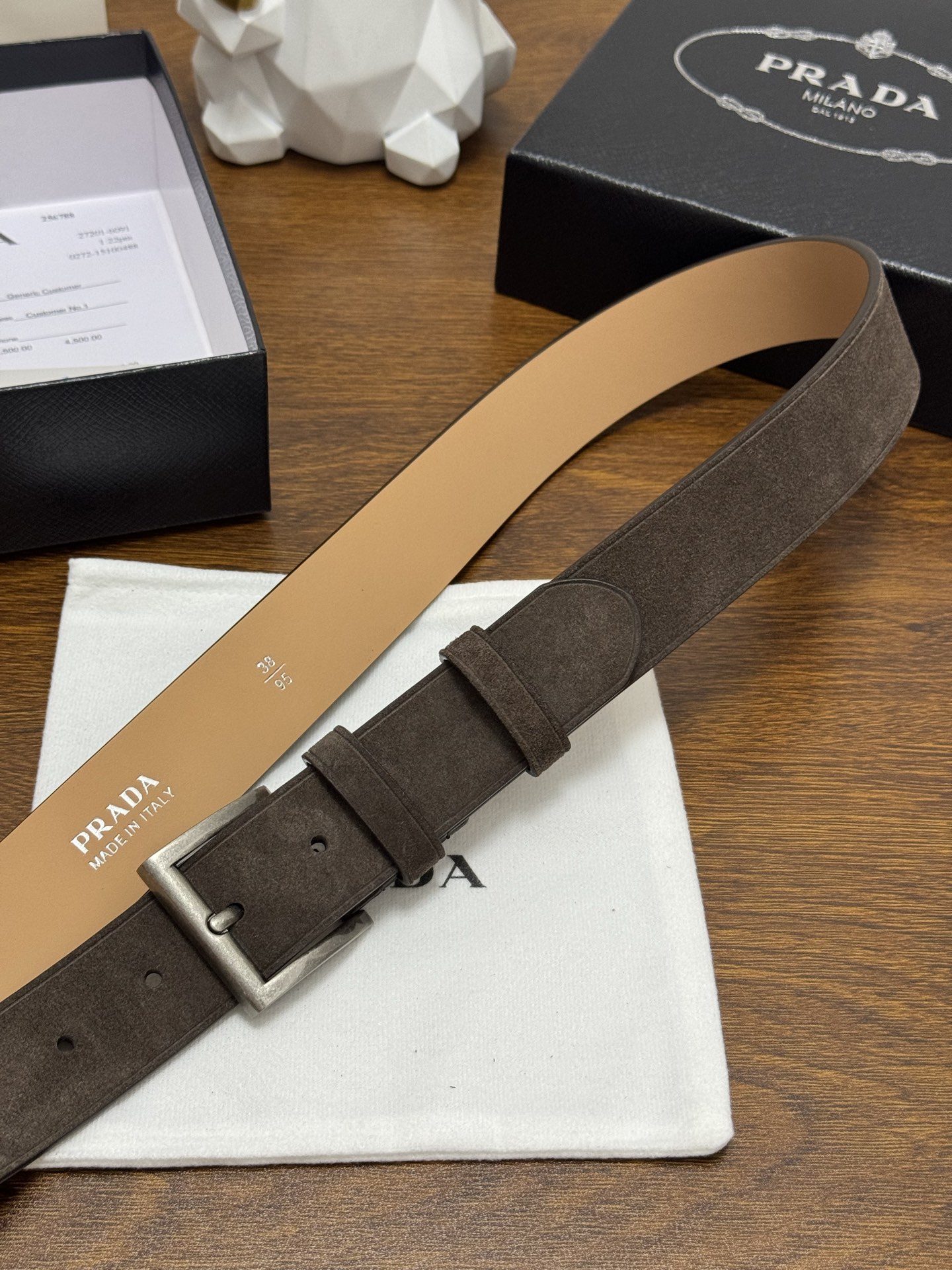 PRADA 3.5cm 颜色：咖啡绒面皮革腰带风格简约之作每个细节都体现出至高的品味和格调整体造型增添优