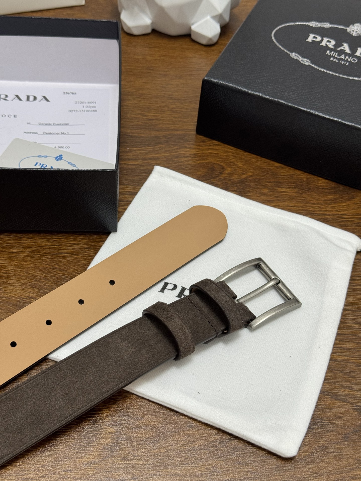 PRADA 3.5cm 颜色：咖啡绒面皮革腰带风格简约之作每个细节都体现出至高的品味和格调整体造型增添优