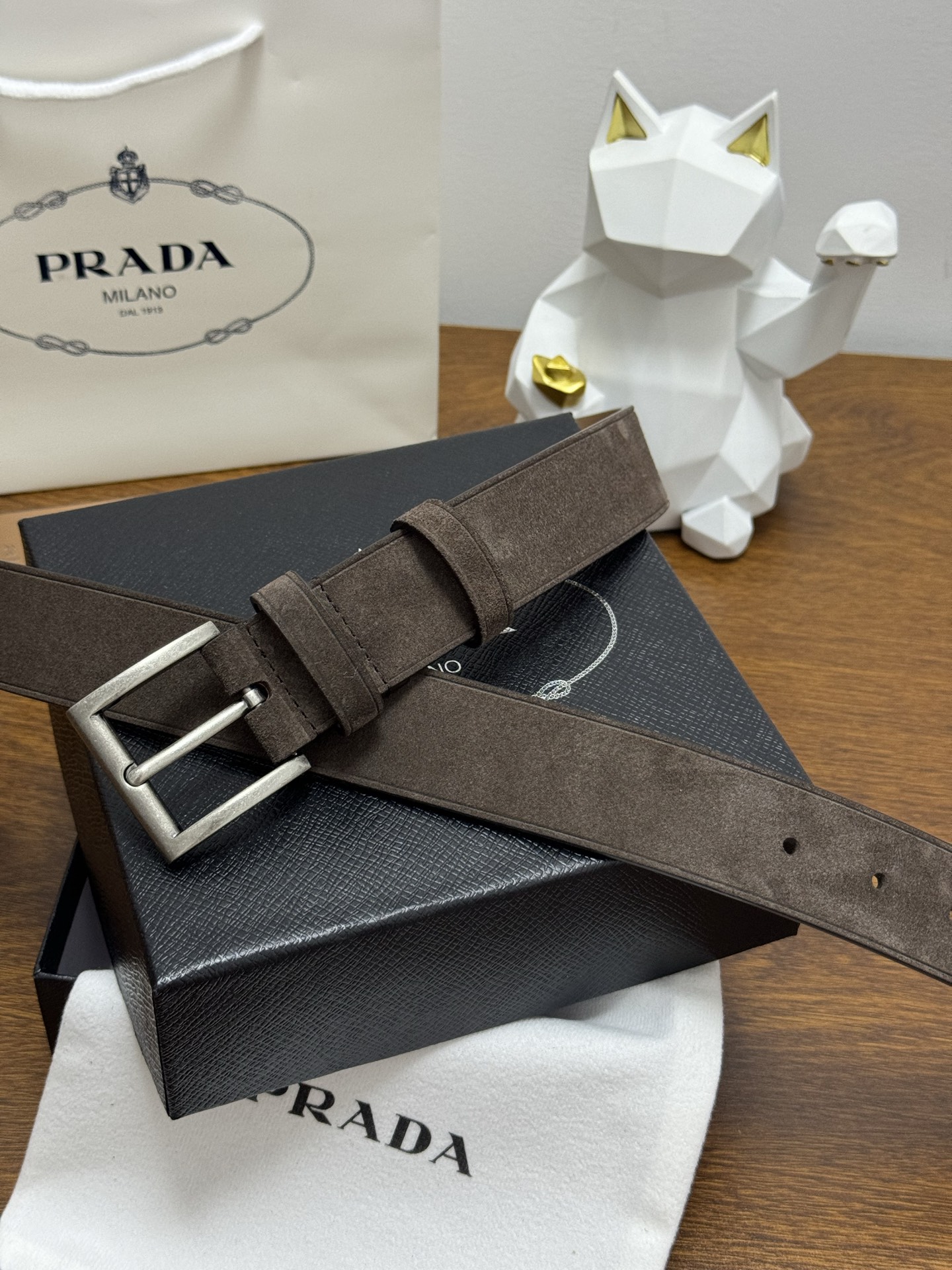 PRADA 3.5cm 颜色：咖啡绒面皮革腰带风格简约之作每个细节都体现出至高的品味和格调整体造型增添优