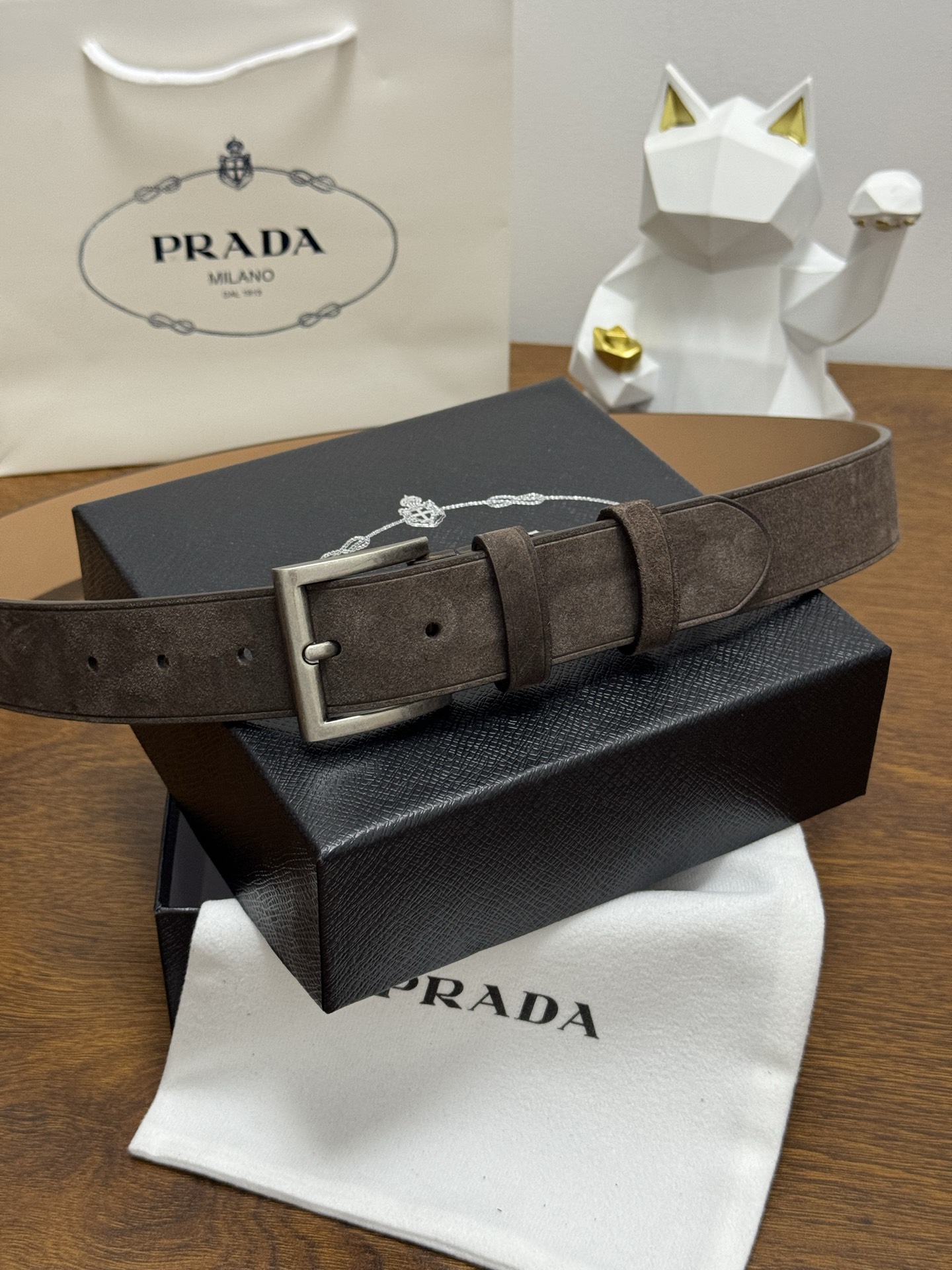 PRADA 3.5cm 颜色：咖啡绒面皮革腰带风格简约之作每个细节都体现出至高的品味和格调整体造型增添优