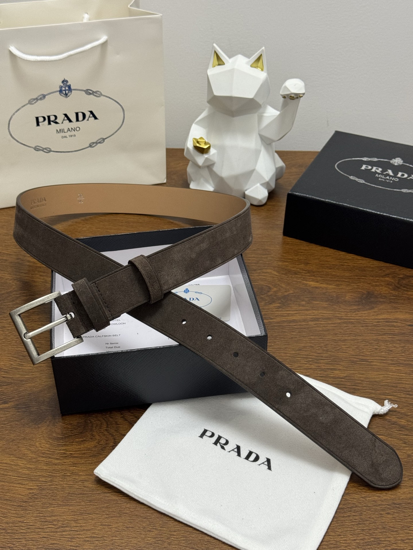 PRADA 3.5cm 颜色：咖啡绒面皮革腰带风格简约之作每个细节都体现出至高的品味和格调整体造型增添优