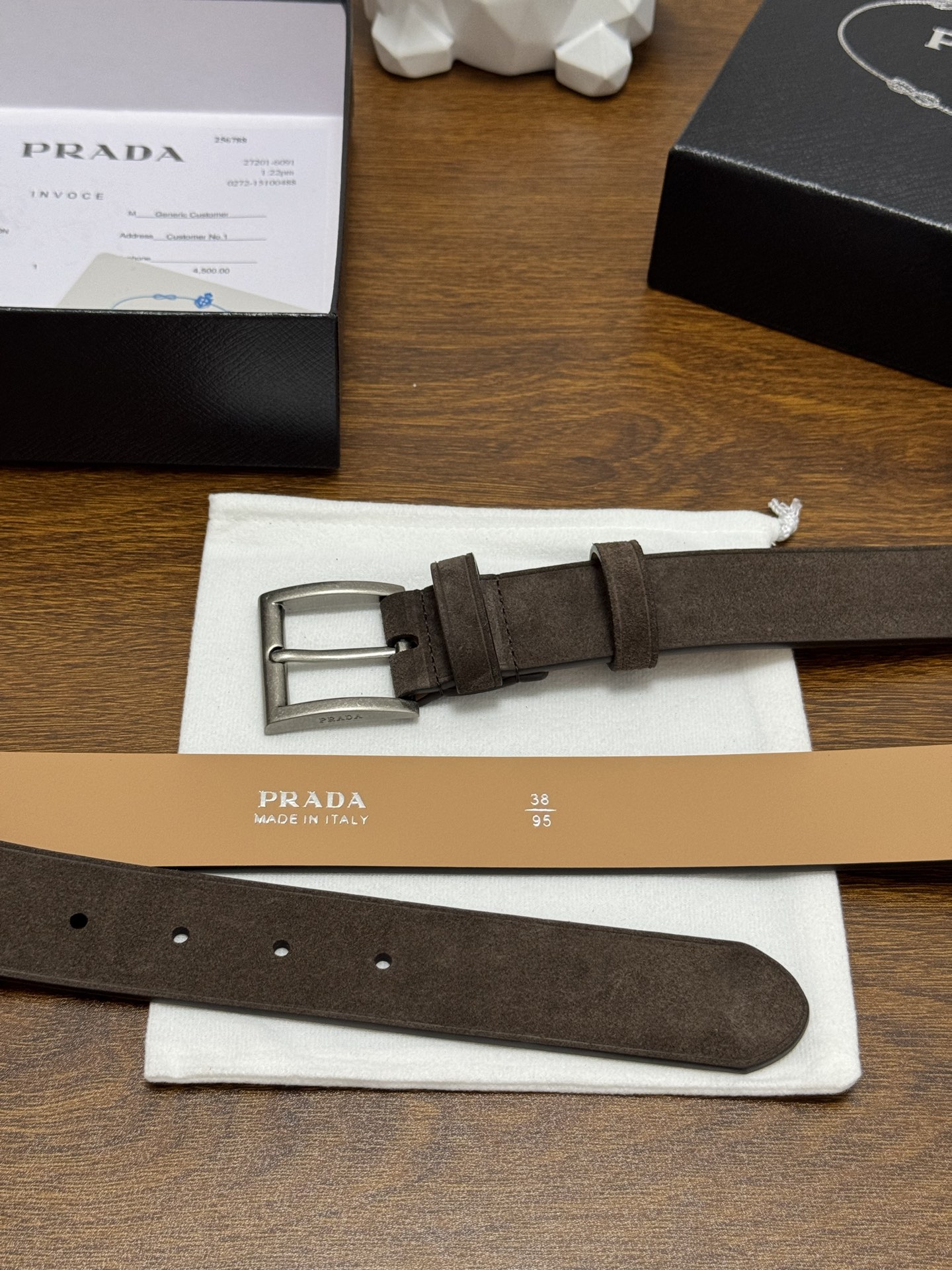 PRADA 3.5cm 颜色：咖啡绒面皮革腰带风格简约之作每个细节都体现出至高的品味和格调整体造型增添优