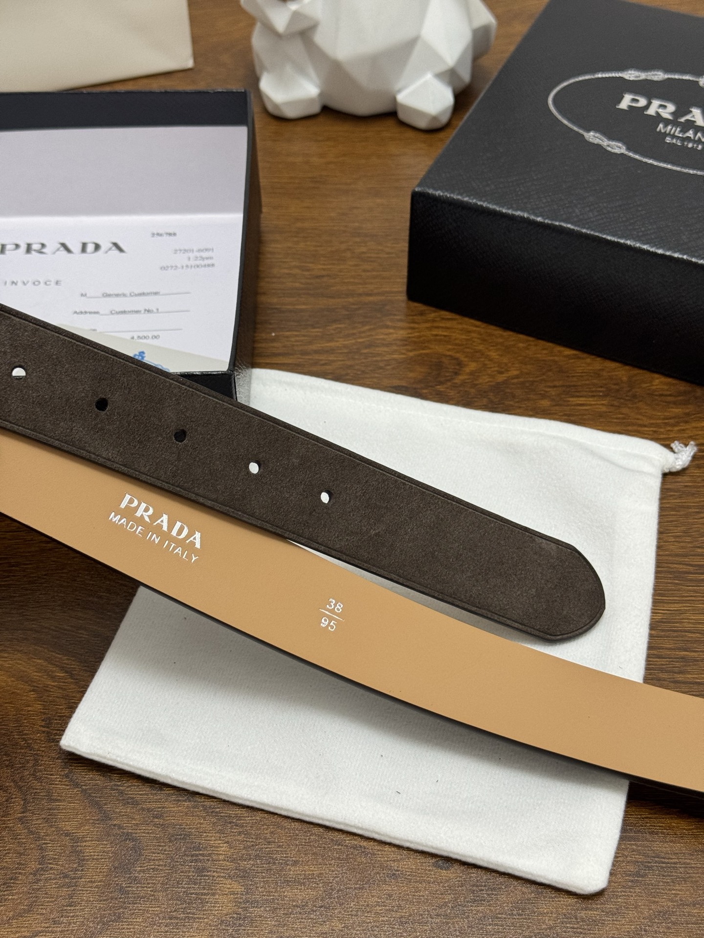 PRADA 3.5cm 颜色：咖啡绒面皮革腰带风格简约之作每个细节都体现出至高的品味和格调整体造型增添优