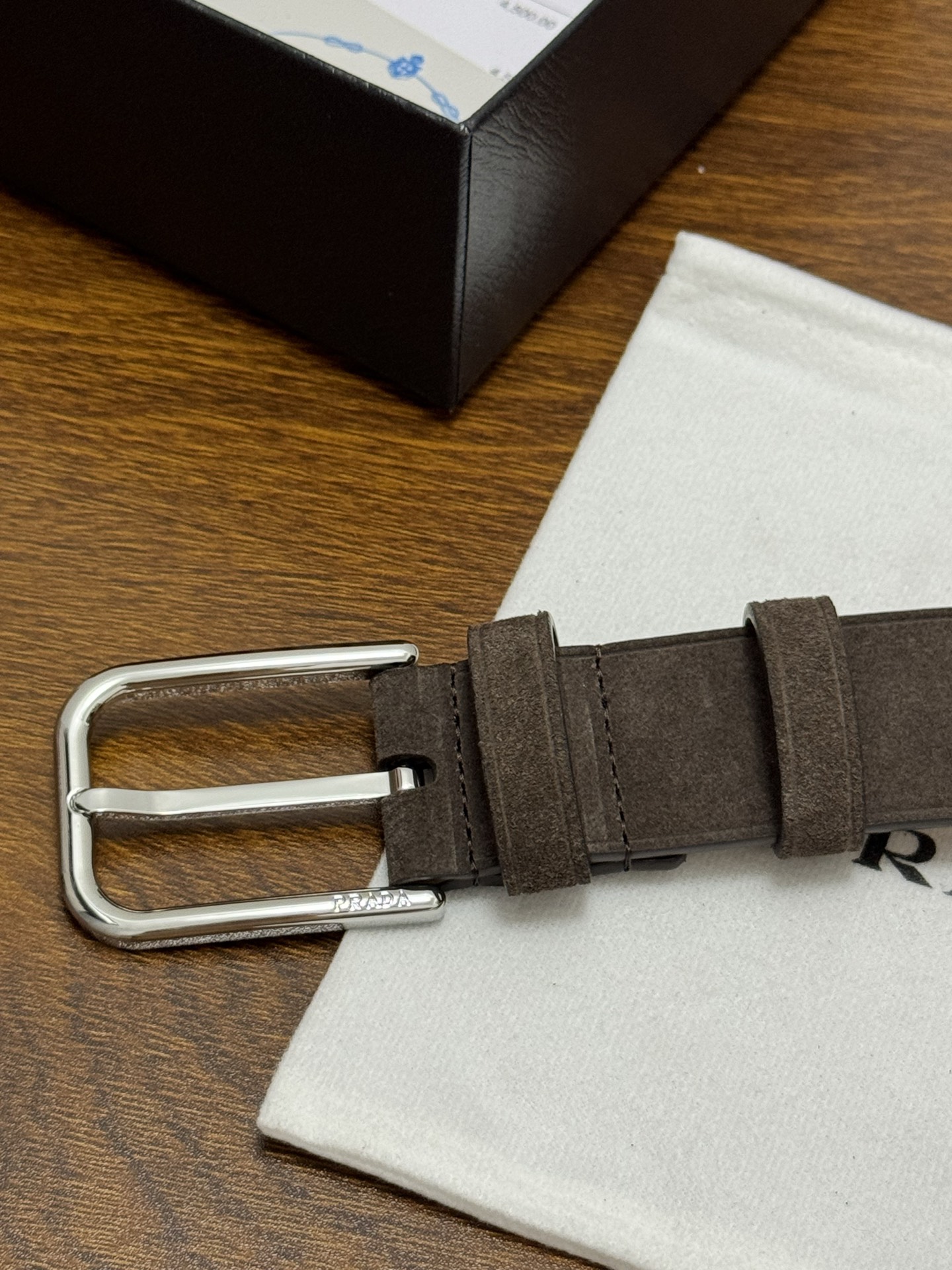 PRADA 3.5cm 颜色：咖啡绒面皮革腰带风格简约之作每个细节都体现出至高的品味和格调整体造型增添优