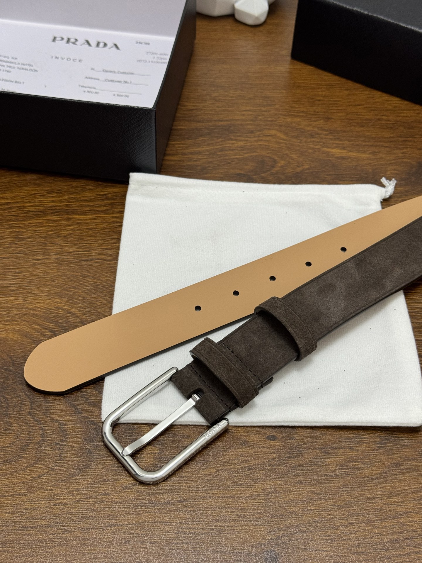 PRADA 3.5cm 颜色：咖啡绒面皮革腰带风格简约之作每个细节都体现出至高的品味和格调整体造型增添优