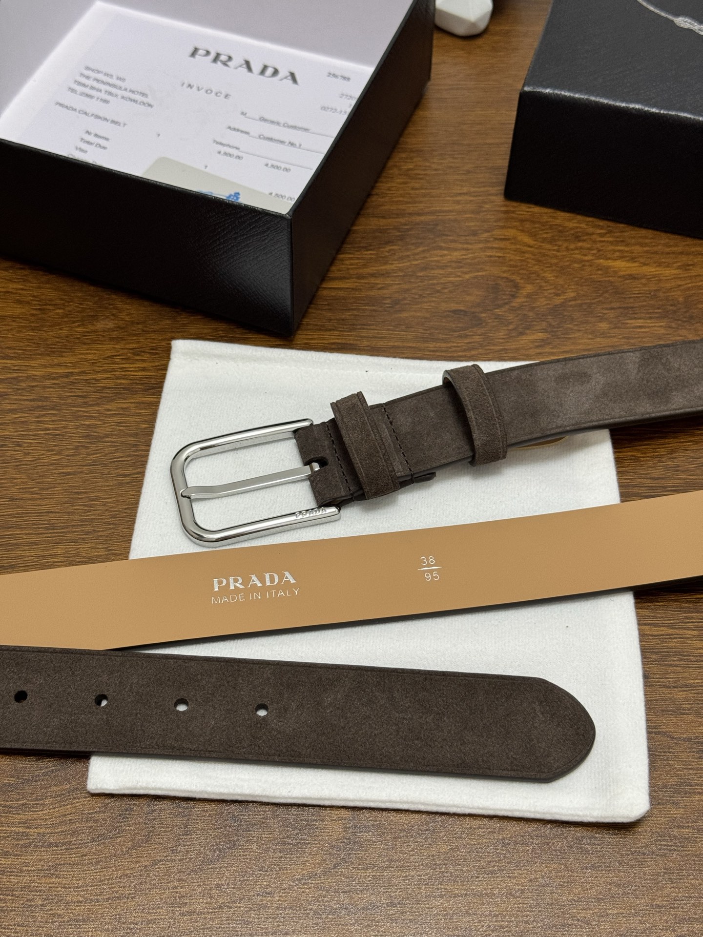 PRADA 3.5cm 颜色：咖啡绒面皮革腰带风格简约之作每个细节都体现出至高的品味和格调整体造型增添优