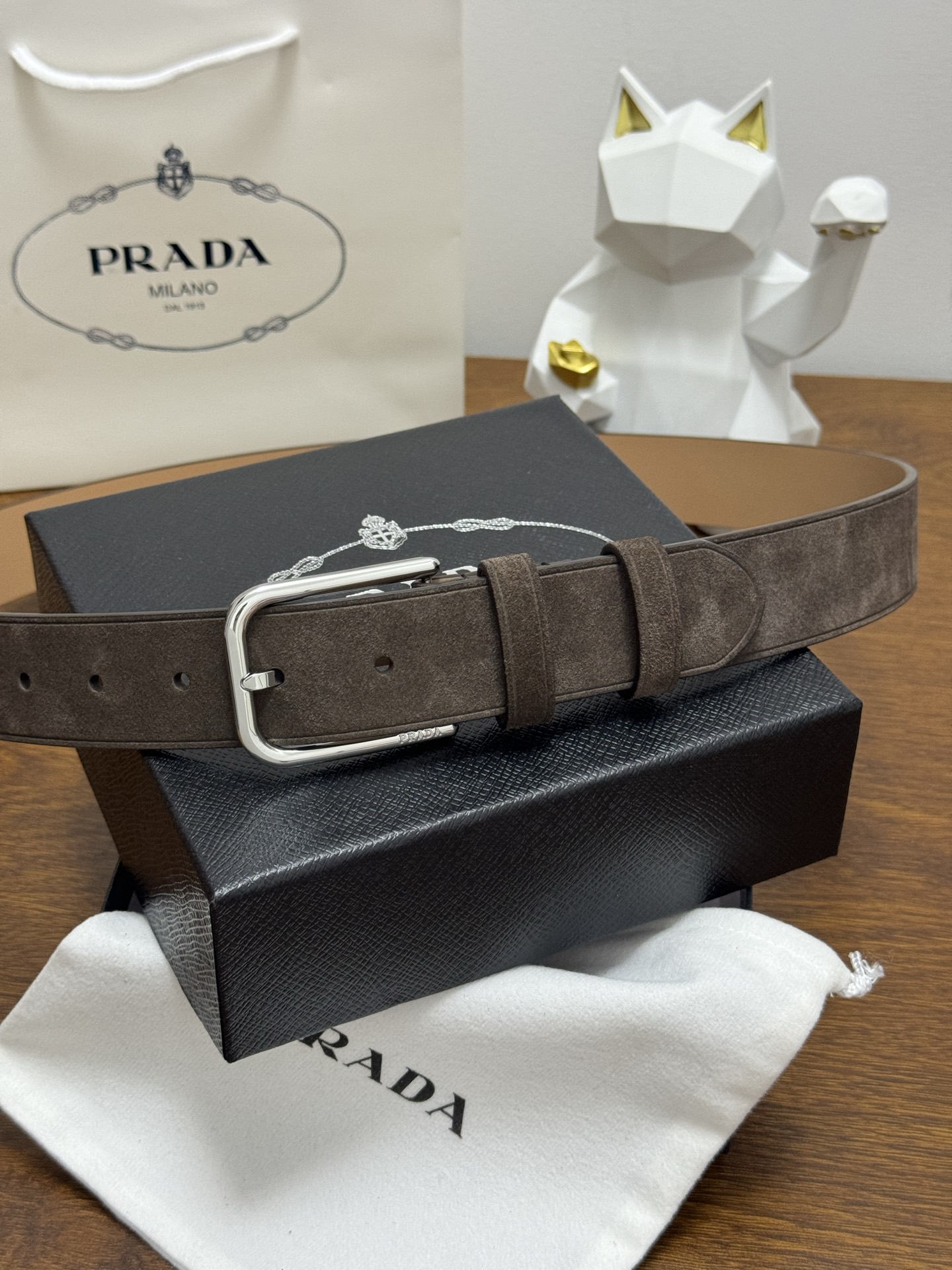 PRADA 3.5cm 颜色：咖啡绒面皮革腰带风格简约之作每个细节都体现出至高的品味和格调整体造型增添优
