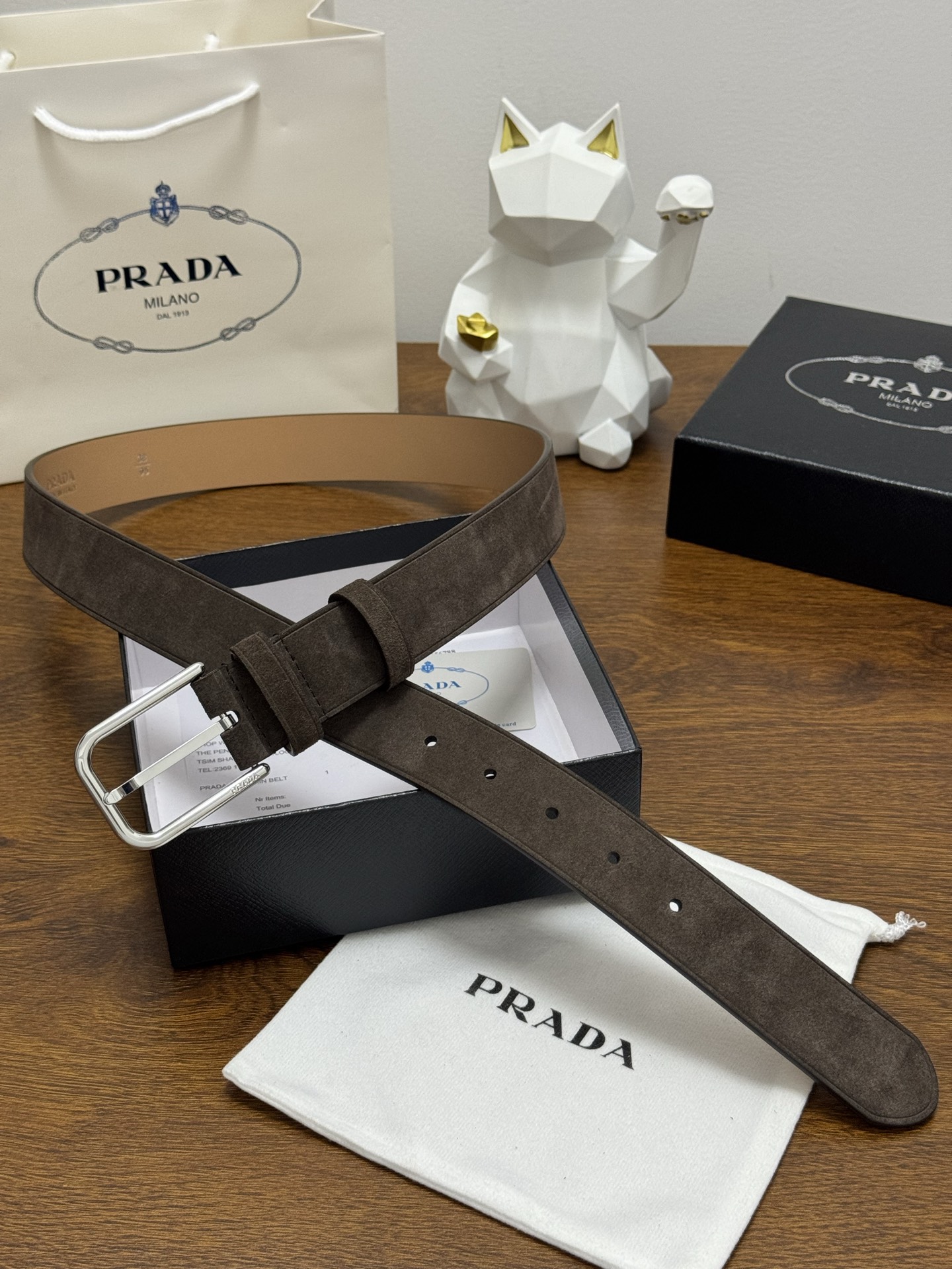 PRADA 3.5cm 颜色：咖啡绒面皮革腰带风格简约之作每个细节都体现出至高的品味和格调整体造型增添优