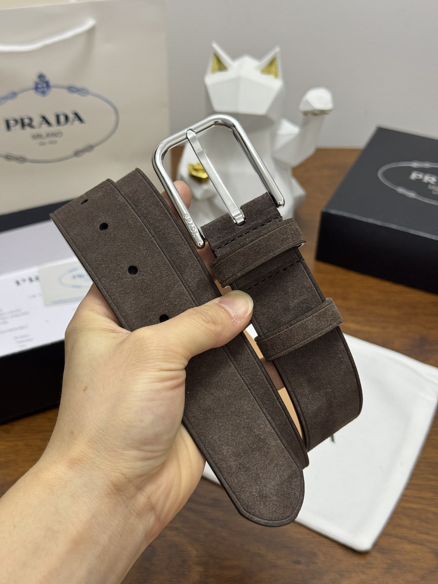 PRADA 3.5cm 颜色：咖啡绒面皮革腰带风格简约之作每个细节都体现出至高的品味和格调整体造型增添优