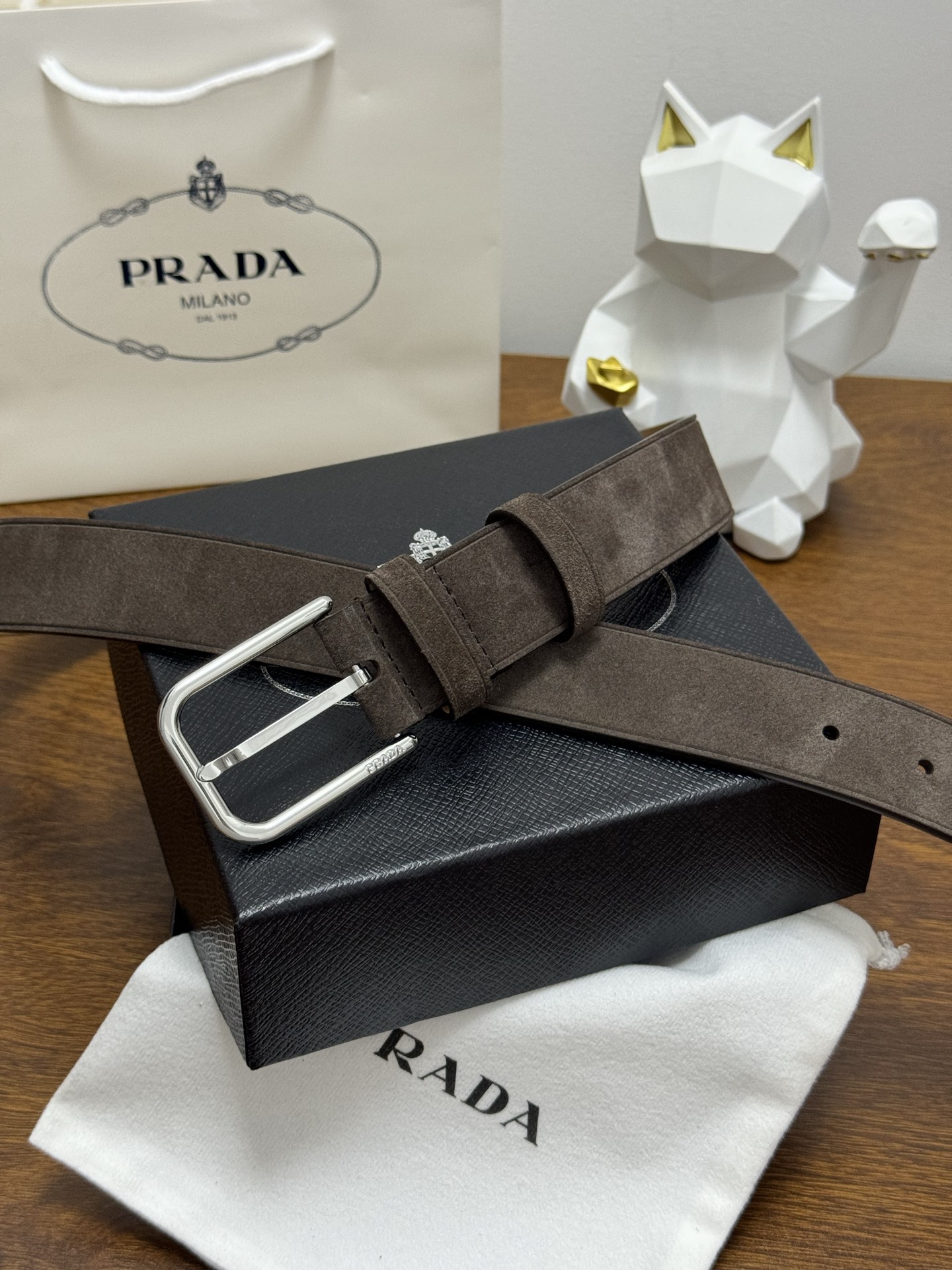 PRADA 3.5cm 颜色：咖啡绒面皮革腰带风格简约之作每个细节都体现出至高的品味和格调整体造型增添优