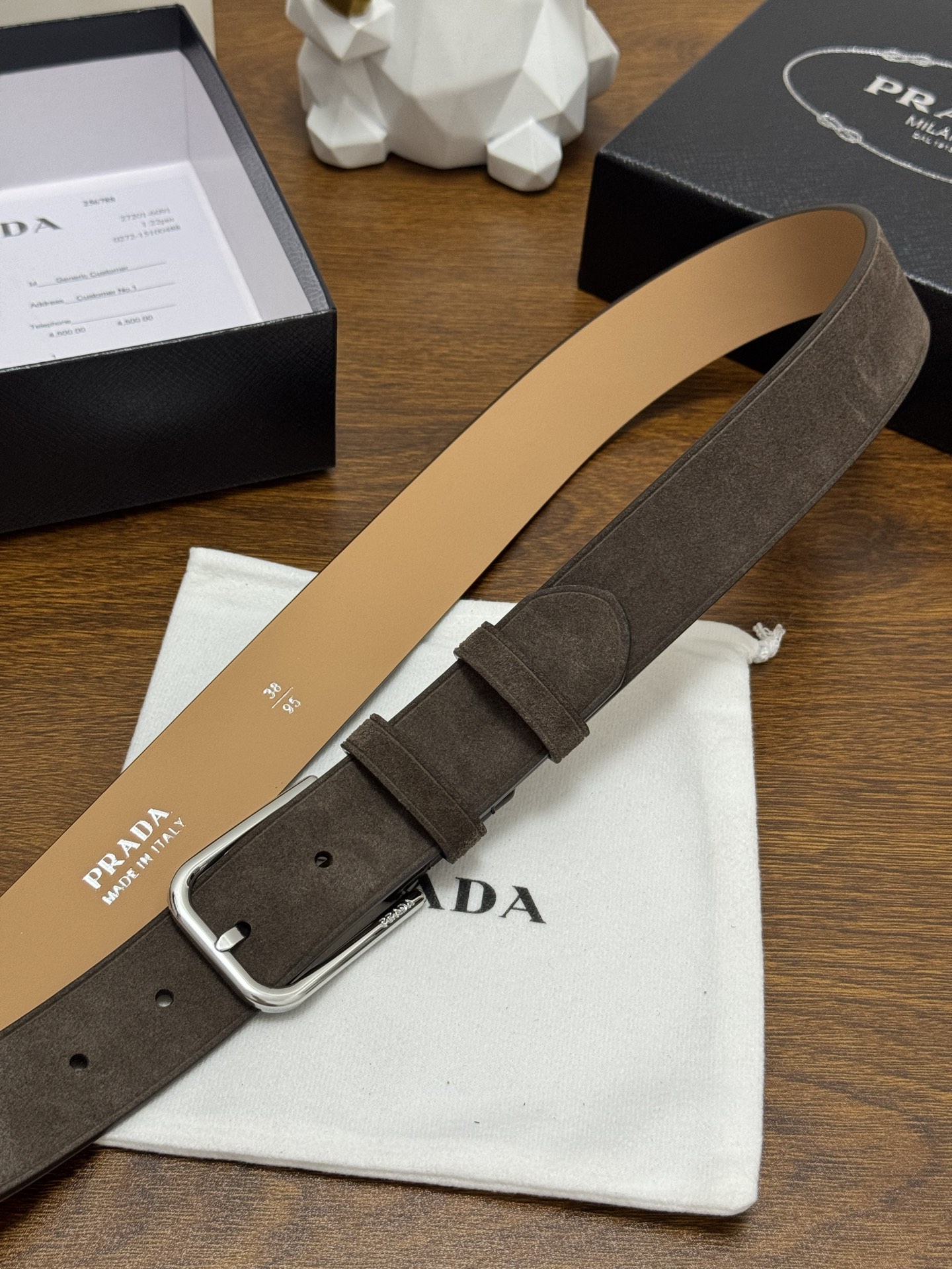 PRADA 3.5cm 颜色：咖啡绒面皮革腰带风格简约之作每个细节都体现出至高的品味和格调整体造型增添优