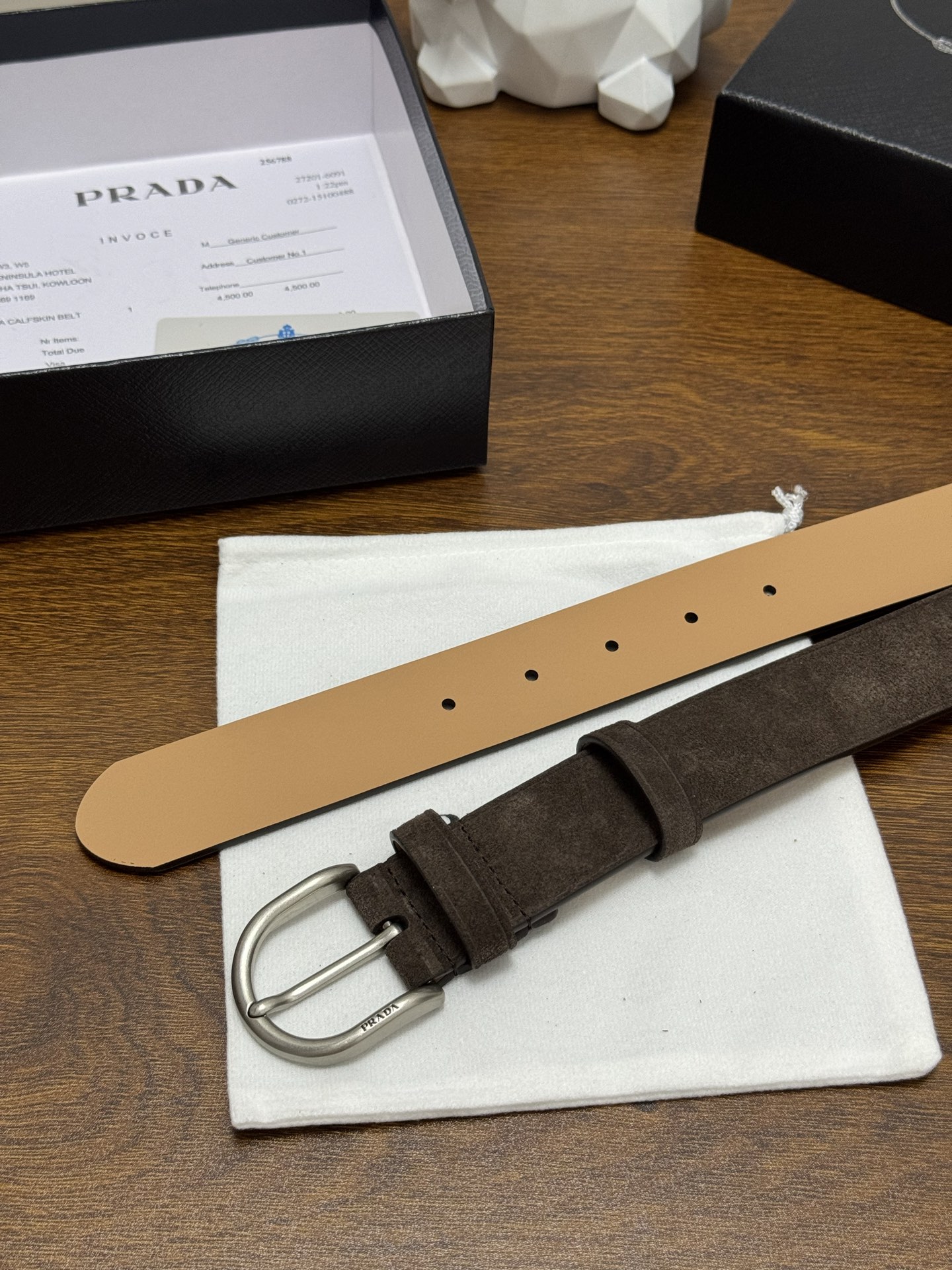 PRADA 3.5cm 颜色：咖啡绒面皮革腰带风格简约之作每个细节都体现出至高的品味和格调整体造型增添优