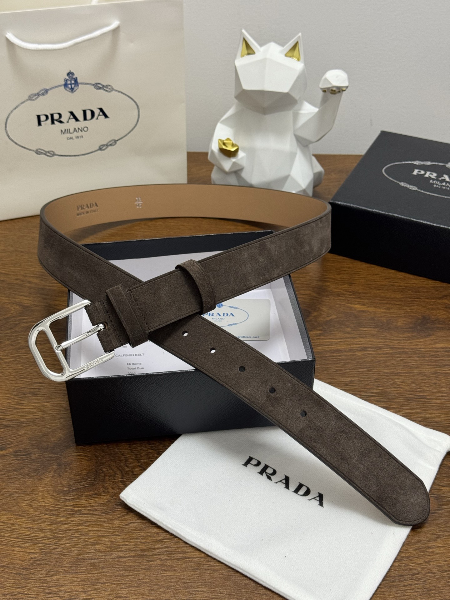 PRADA 3.5cm 颜色：咖啡绒面皮革腰带风格简约之作每个细节都体现出至高的品味和格调整体造型增添优