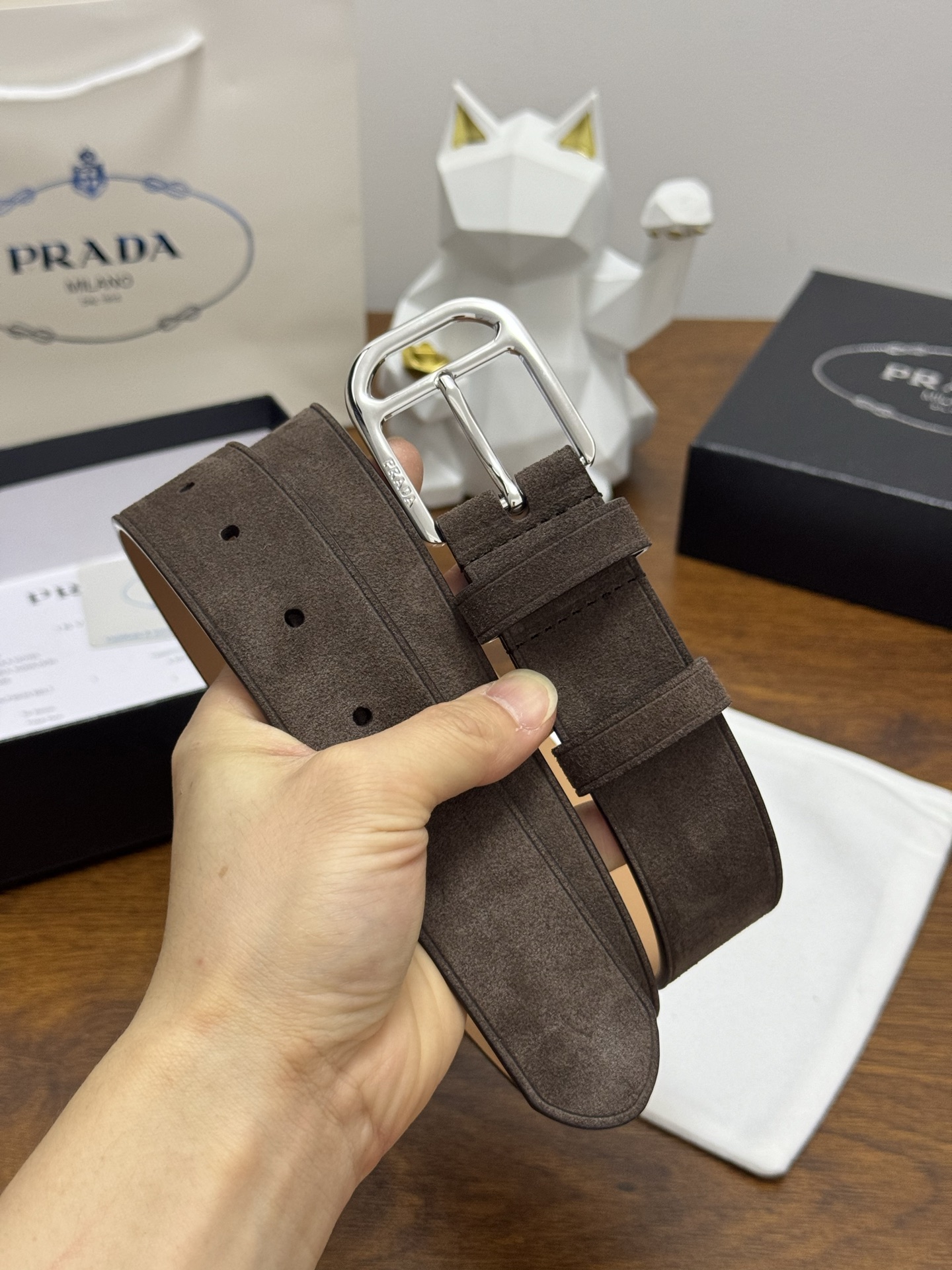 PRADA 3.5cm 颜色：咖啡绒面皮革腰带风格简约之作每个细节都体现出至高的品味和格调整体造型增添优