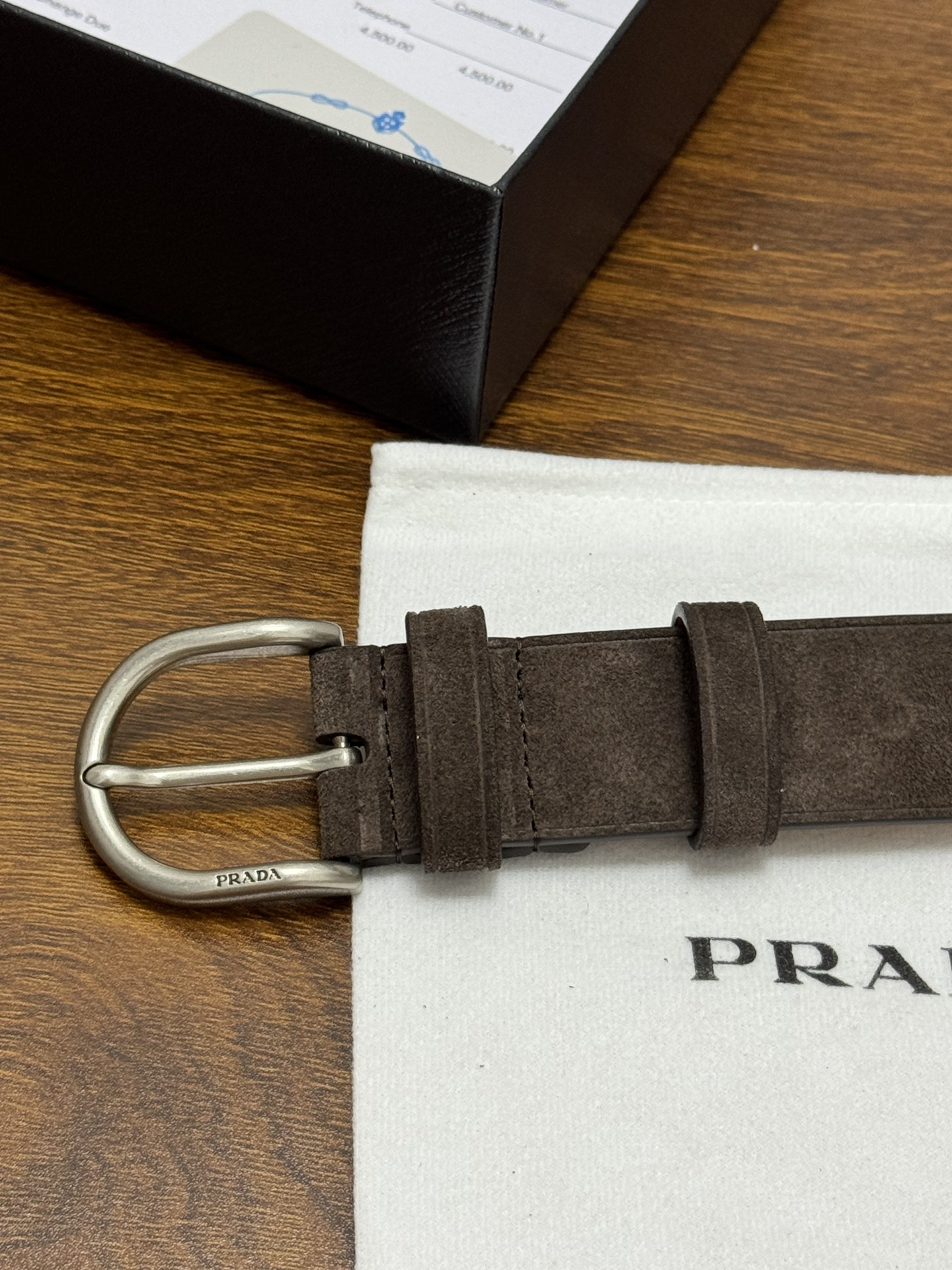 PRADA 3.5cm 颜色：咖啡绒面皮革腰带风格简约之作每个细节都体现出至高的品味和格调整体造型增添优