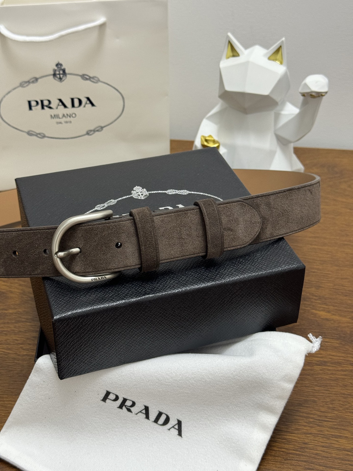 PRADA 3.5cm 颜色：咖啡绒面皮革腰带风格简约之作每个细节都体现出至高的品味和格调整体造型增添优