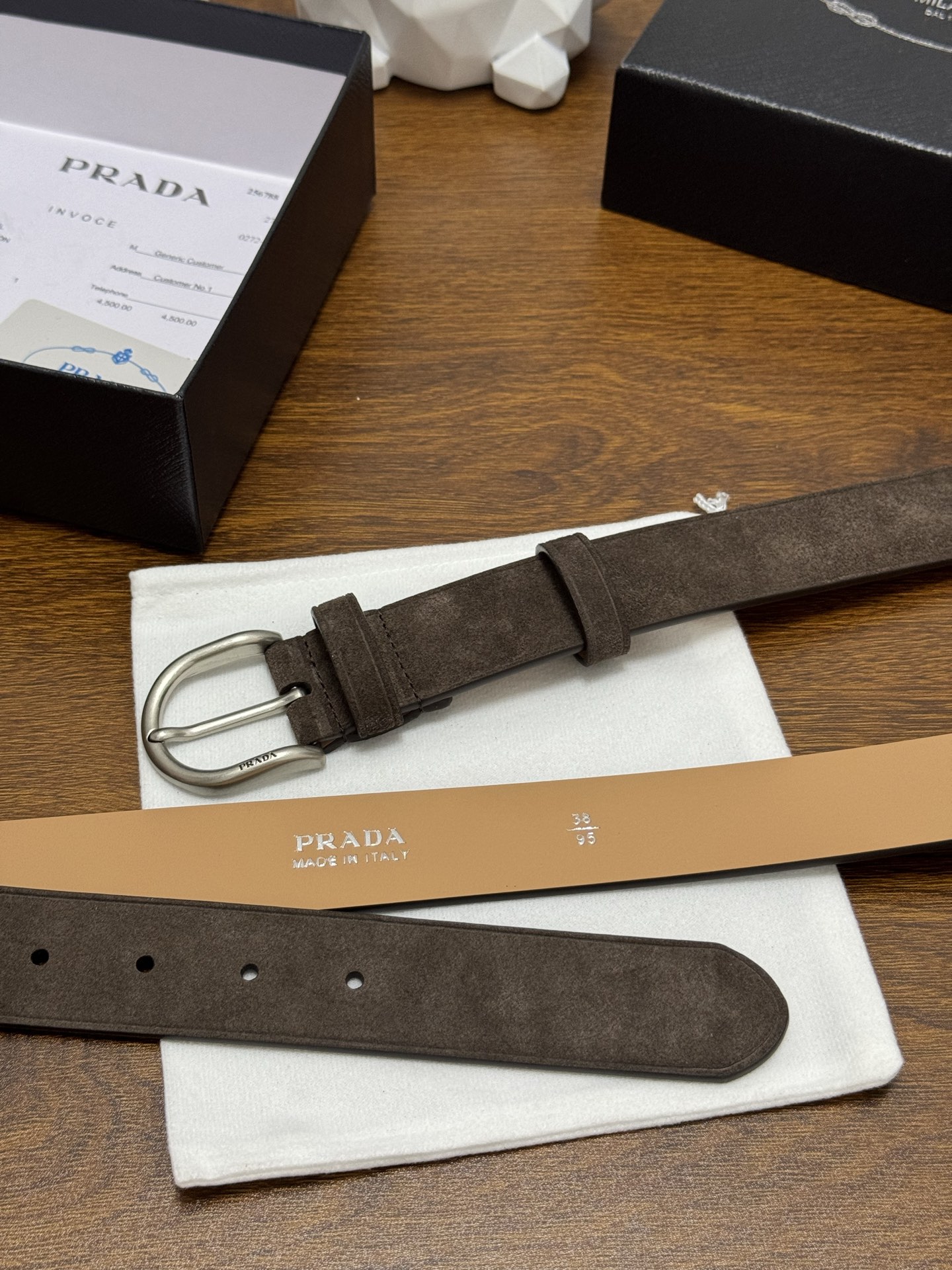 PRADA 3.5cm 颜色：咖啡绒面皮革腰带风格简约之作每个细节都体现出至高的品味和格调整体造型增添优