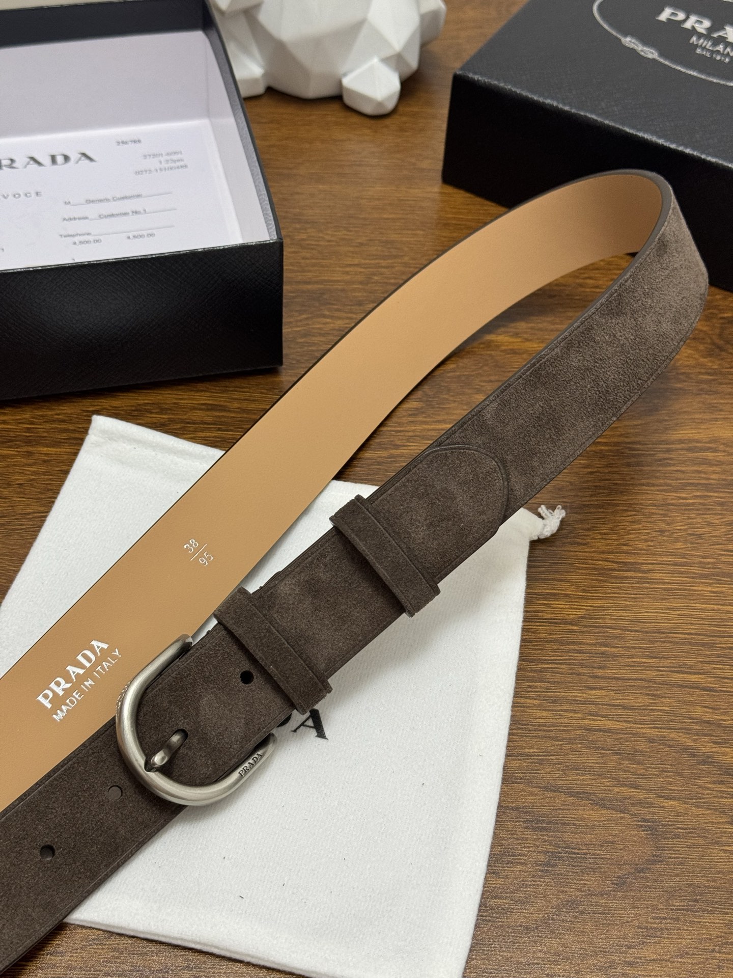 PRADA 3.5cm 颜色：咖啡绒面皮革腰带风格简约之作每个细节都体现出至高的品味和格调整体造型增添优