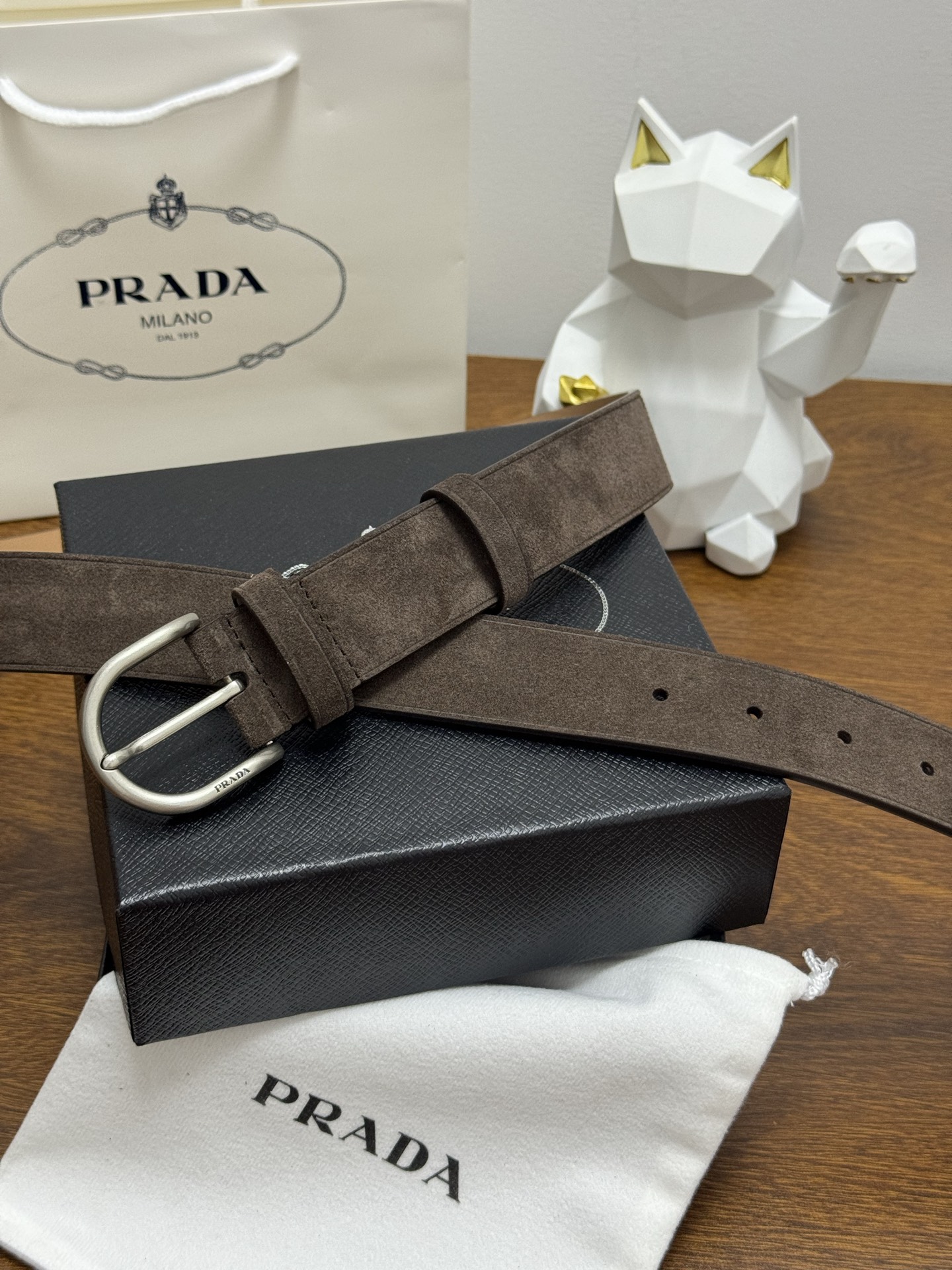PRADA 3.5cm 颜色：咖啡绒面皮革腰带风格简约之作每个细节都体现出至高的品味和格调整体造型增添优