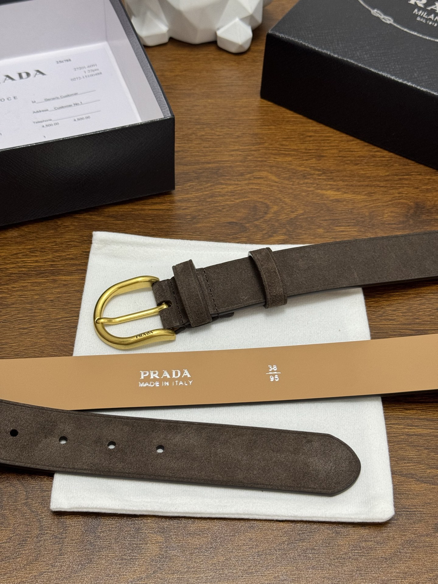 PRADA 3.5cm 颜色：咖啡绒面皮革腰带风格简约之作每个细节都体现出至高的品味和格调整体造型增添优