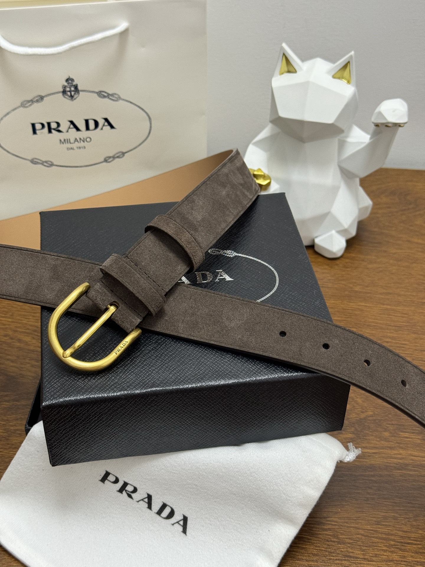 PRADA 3.5cm 颜色：咖啡绒面皮革腰带风格简约之作每个细节都体现出至高的品味和格调整体造型增添优