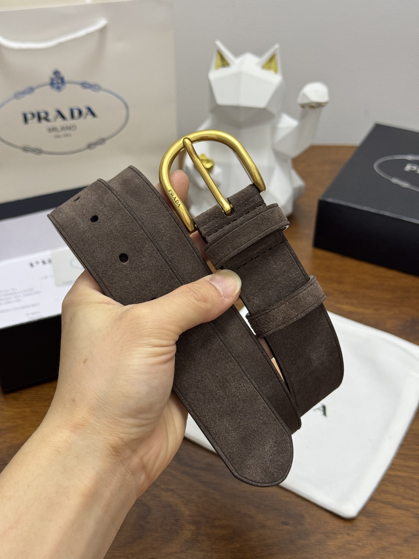 PRADA 3.5cm 颜色：咖啡绒面皮革腰带风格简约之作每个细节都体现出至高的品味和格调整体造型增添优