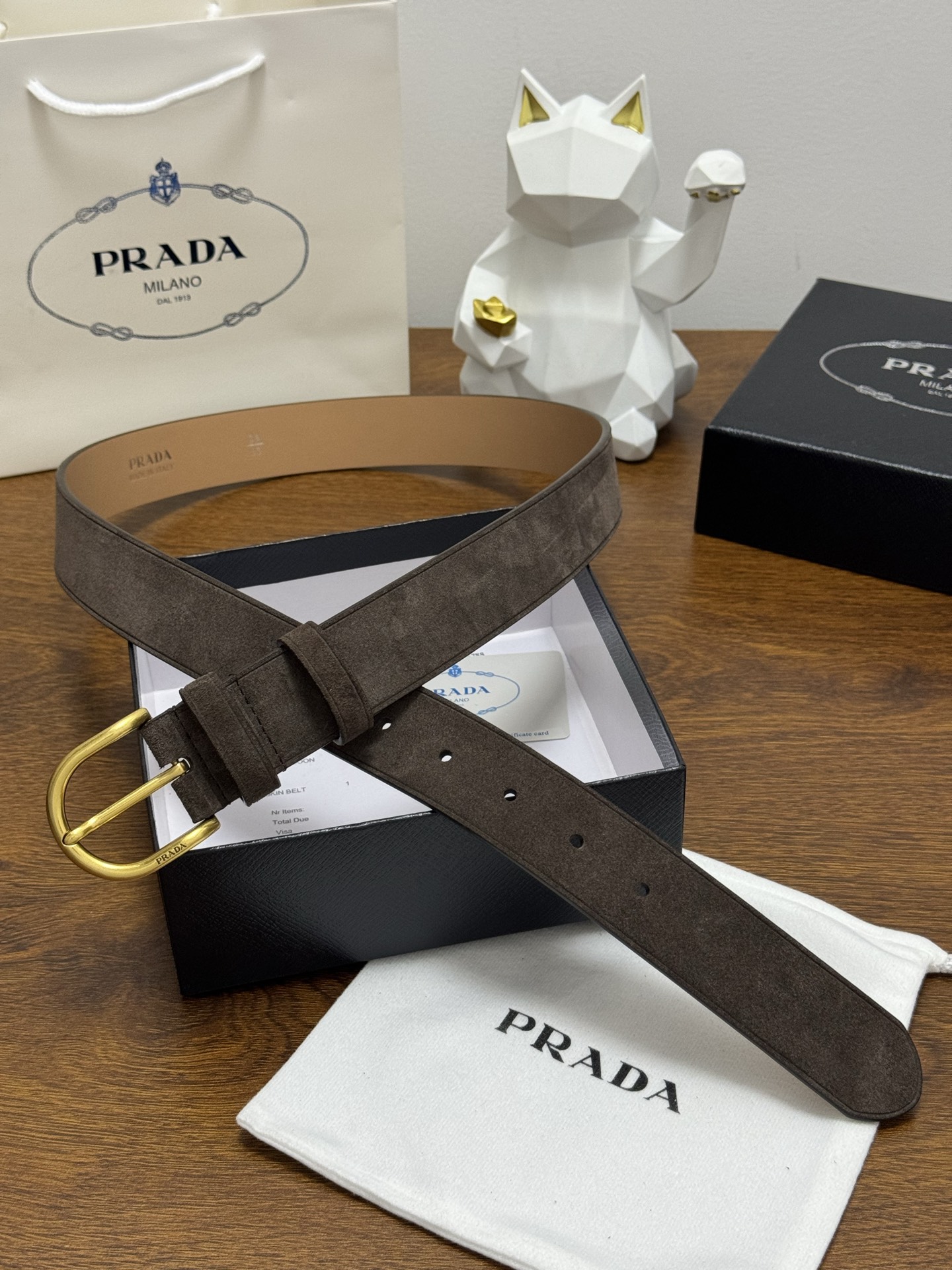 PRADA 3.5cm 颜色：咖啡绒面皮革腰带风格简约之作每个细节都体现出至高的品味和格调整体造型增添优