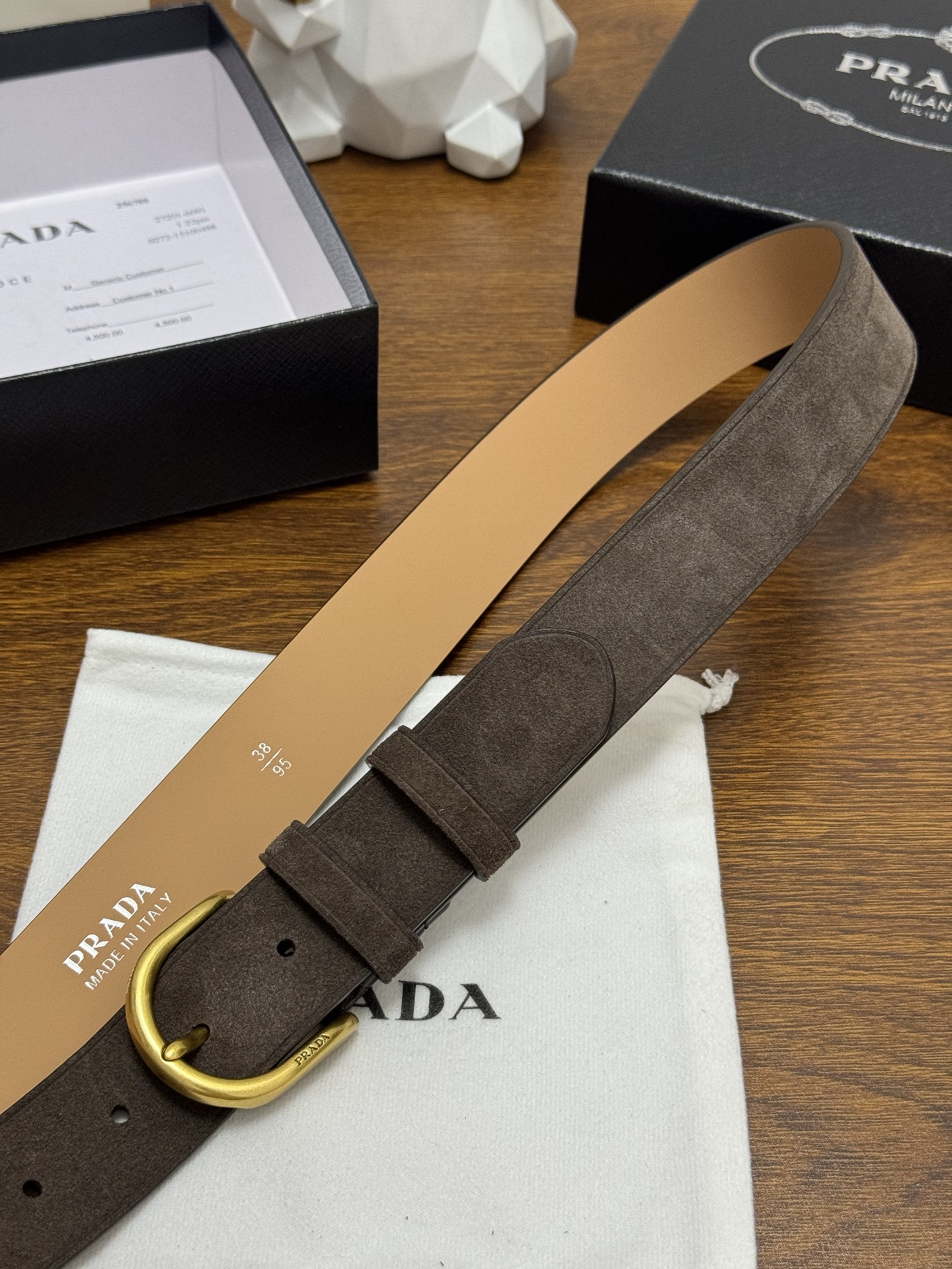 PRADA 3.5cm 颜色：咖啡绒面皮革腰带风格简约之作每个细节都体现出至高的品味和格调整体造型增添优