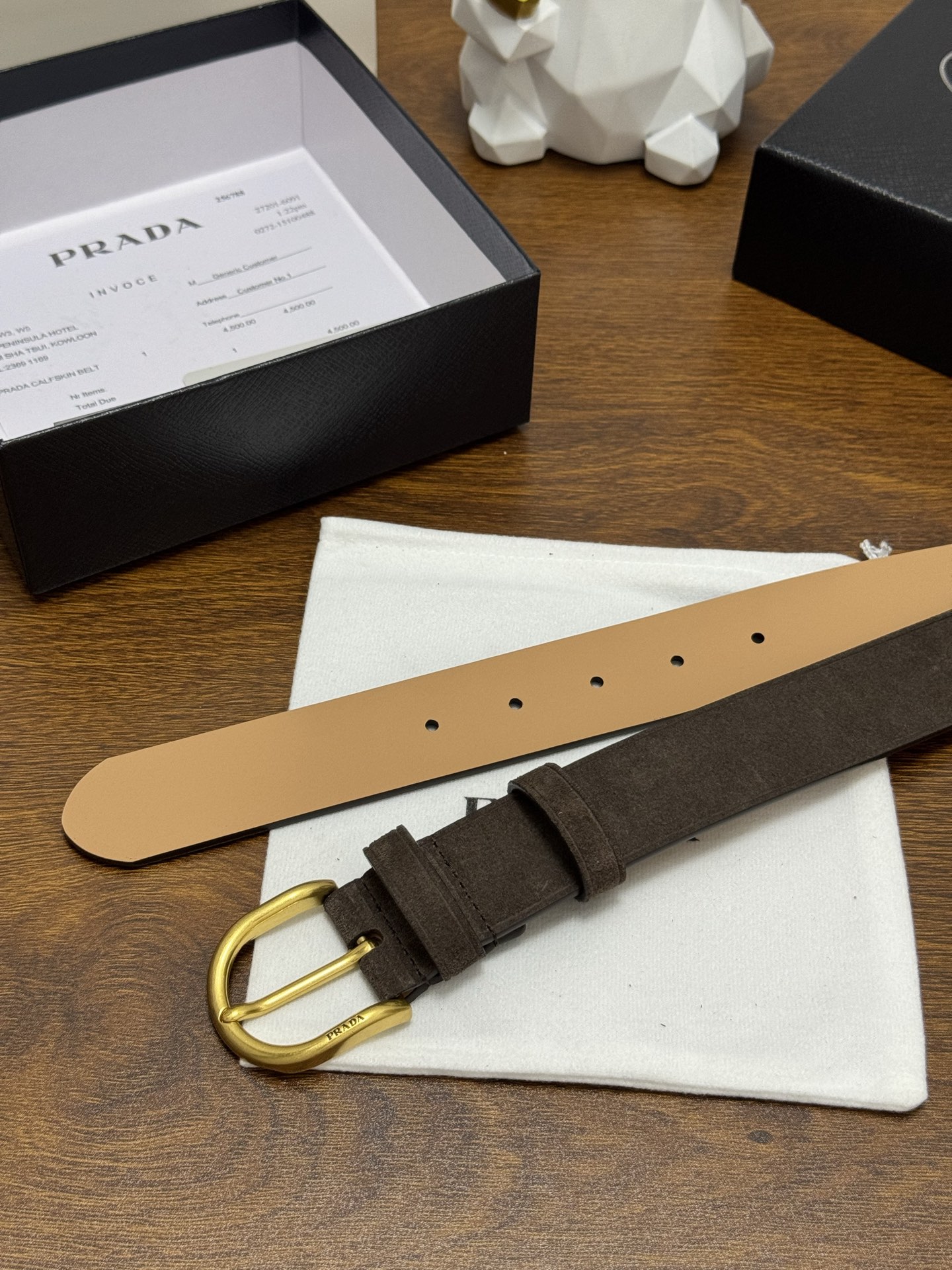 PRADA 3.5cm 颜色：咖啡绒面皮革腰带风格简约之作每个细节都体现出至高的品味和格调整体造型增添优