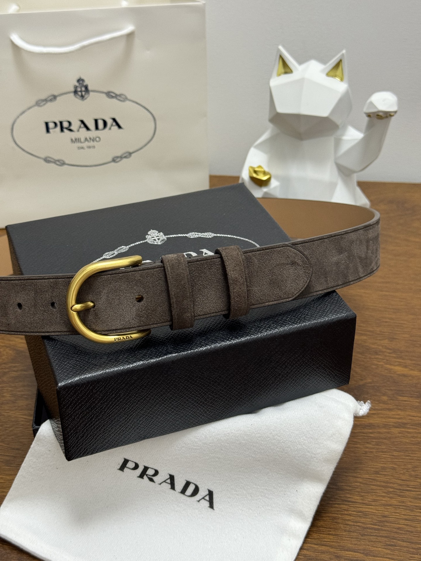 PRADA 3.5cm 颜色：咖啡绒面皮革腰带风格简约之作每个细节都体现出至高的品味和格调整体造型增添优