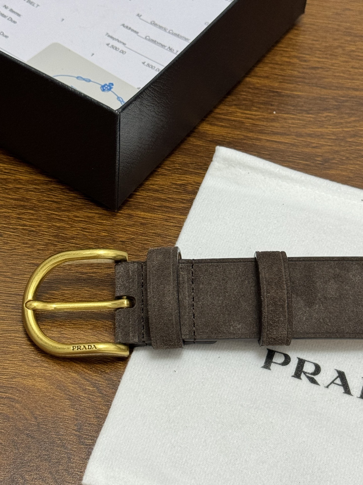 PRADA 3.5cm 颜色：咖啡绒面皮革腰带风格简约之作每个细节都体现出至高的品味和格调整体造型增添优