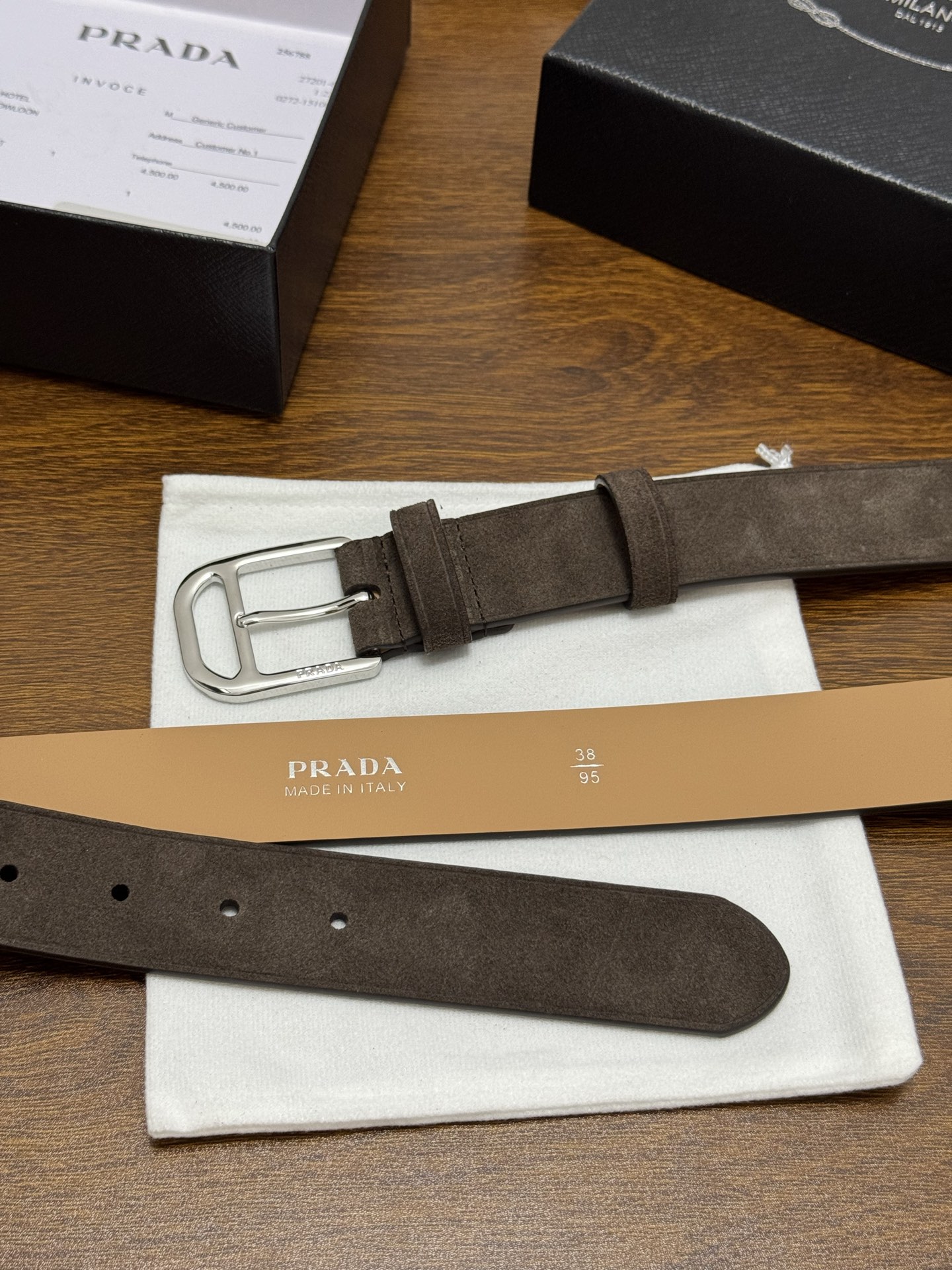 PRADA 3.5cm 颜色：咖啡绒面皮革腰带风格简约之作每个细节都体现出至高的品味和格调整体造型增添优