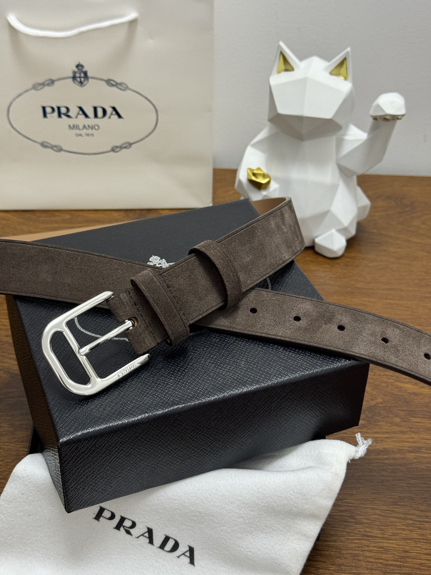PRADA 3.5cm 颜色：咖啡绒面皮革腰带风格简约之作每个细节都体现出至高的品味和格调整体造型增添优