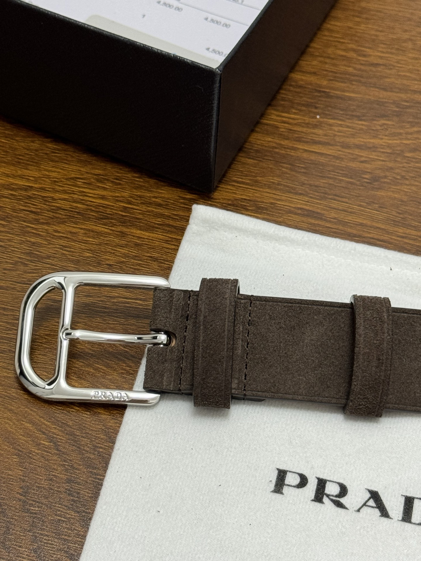 PRADA 3.5cm 颜色：咖啡绒面皮革腰带风格简约之作每个细节都体现出至高的品味和格调整体造型增添优