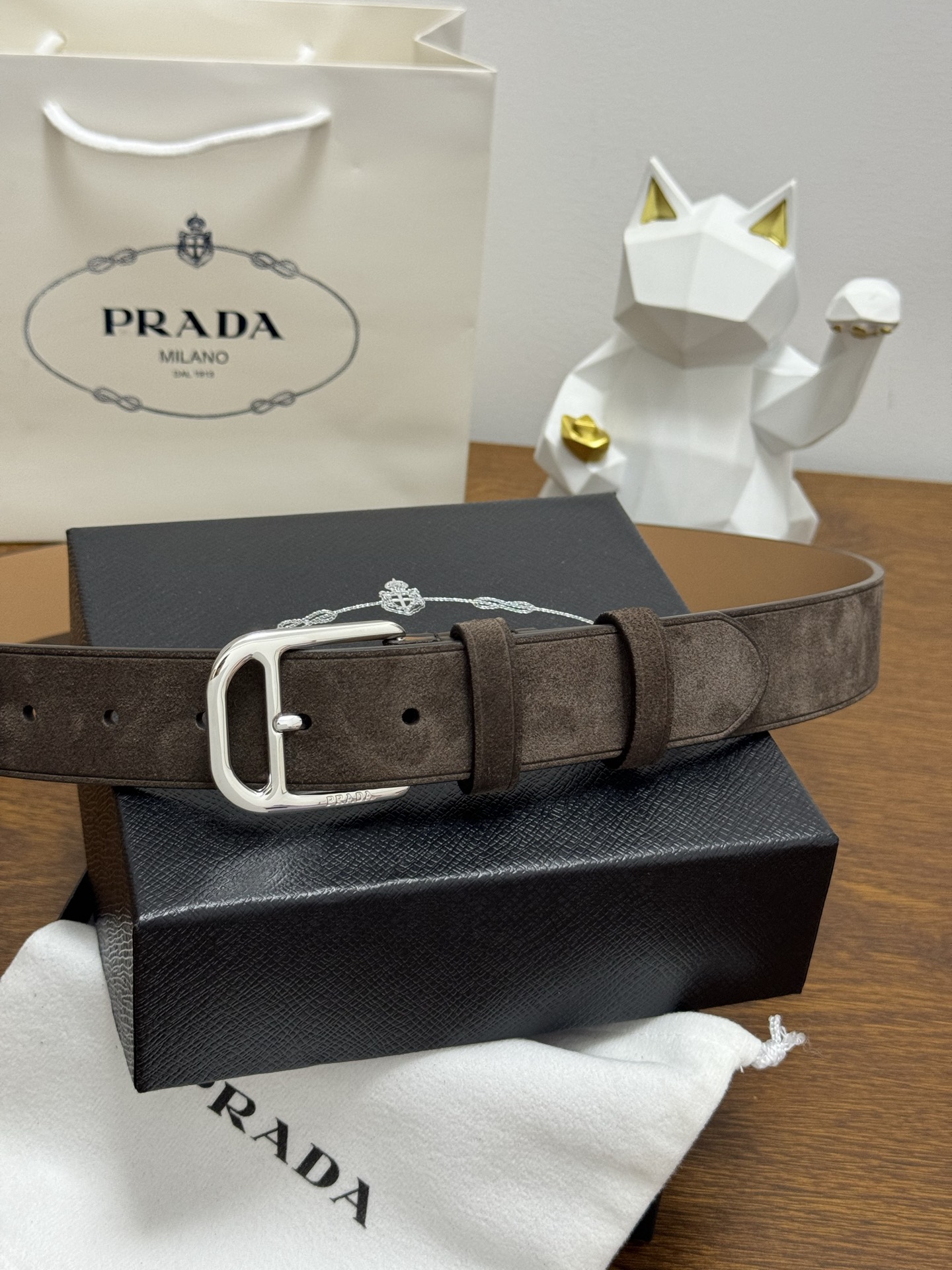 PRADA 3.5cm 颜色：咖啡绒面皮革腰带风格简约之作每个细节都体现出至高的品味和格调整体造型增添优