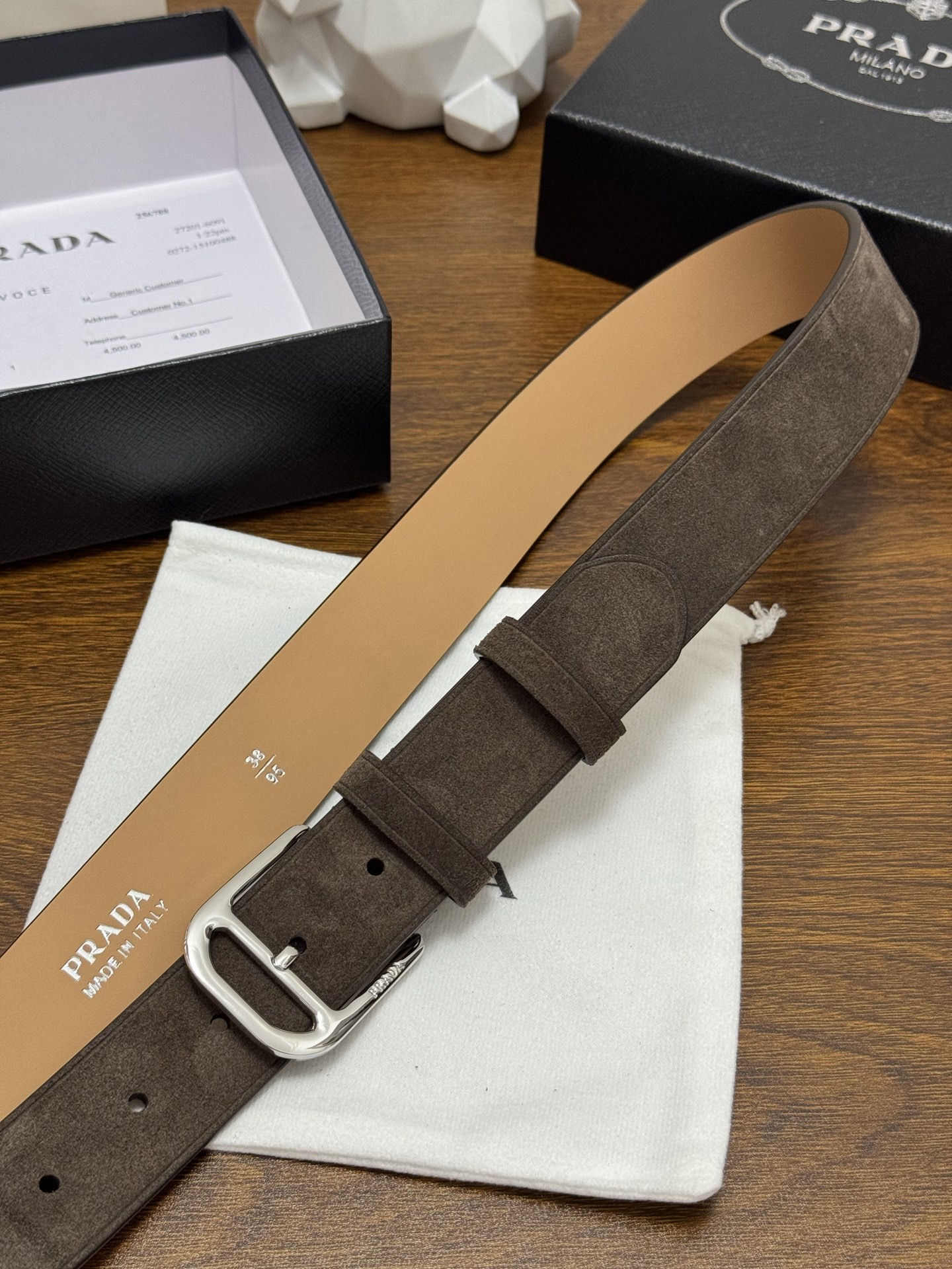 PRADA 3.5cm 颜色：咖啡绒面皮革腰带风格简约之作每个细节都体现出至高的品味和格调整体造型增添优